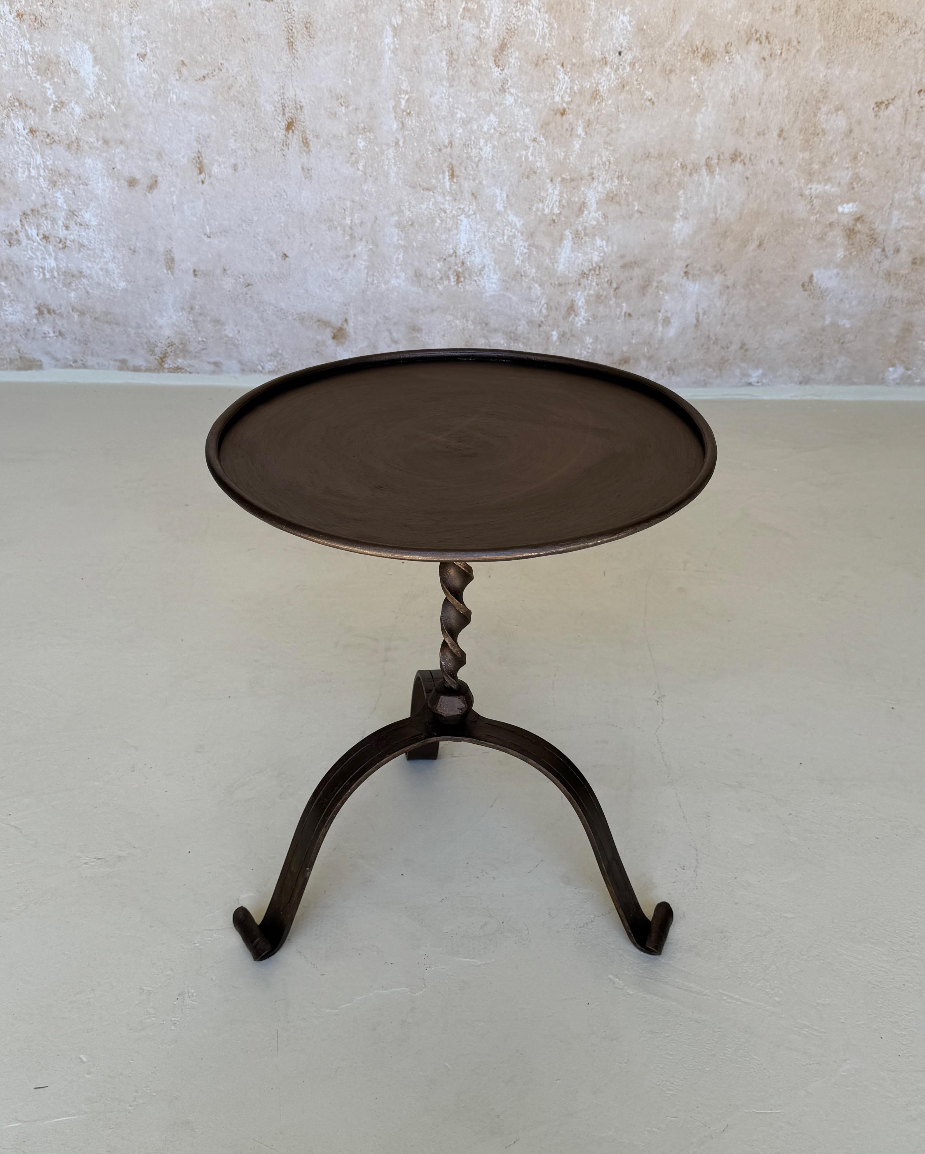 Milieu du XXe siècle Grande table à boire en fer espagnol orné avec Stem torsadé en vente
