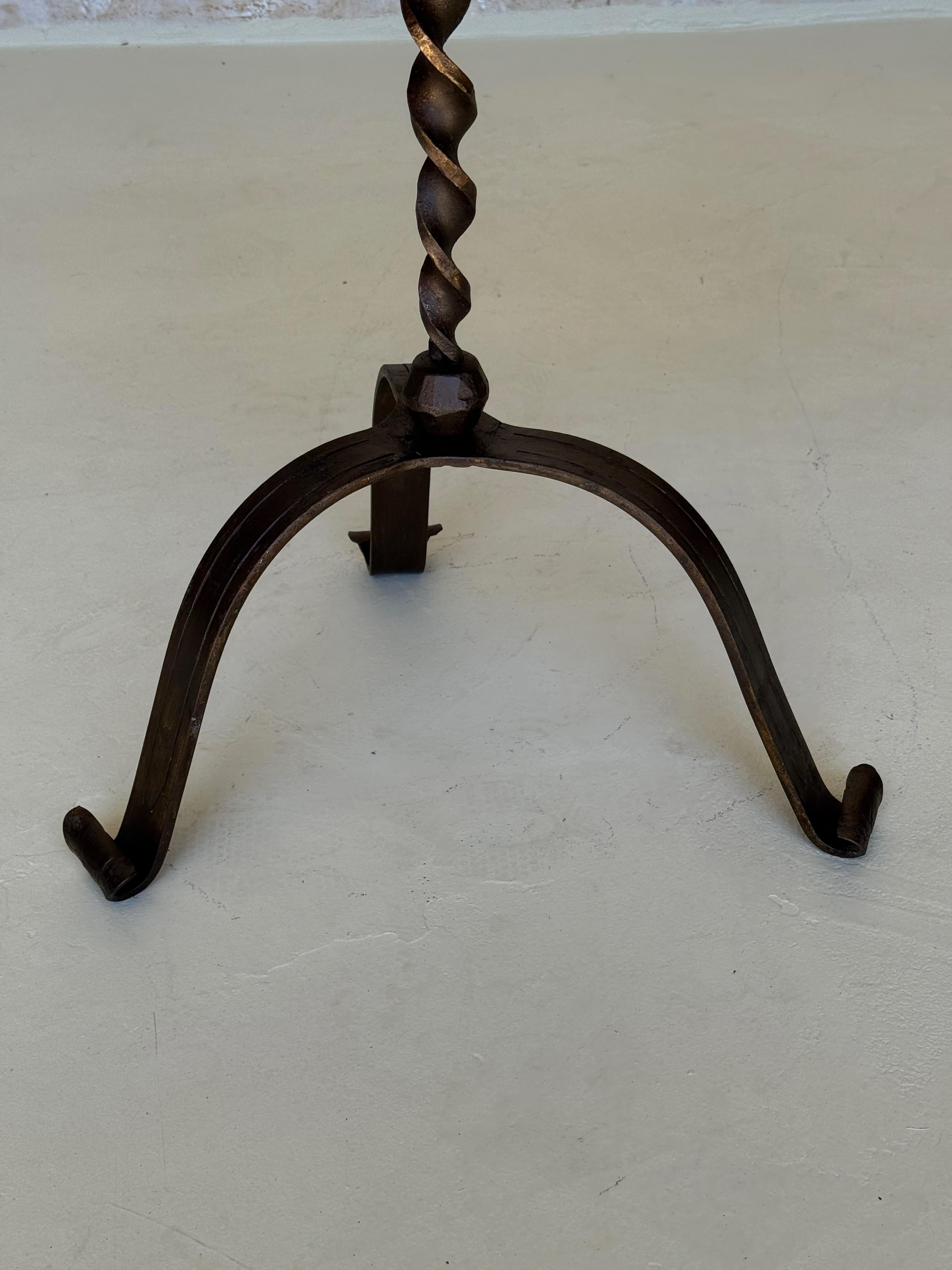 Fer Grande table à boire en fer espagnol orné avec Stem torsadé en vente