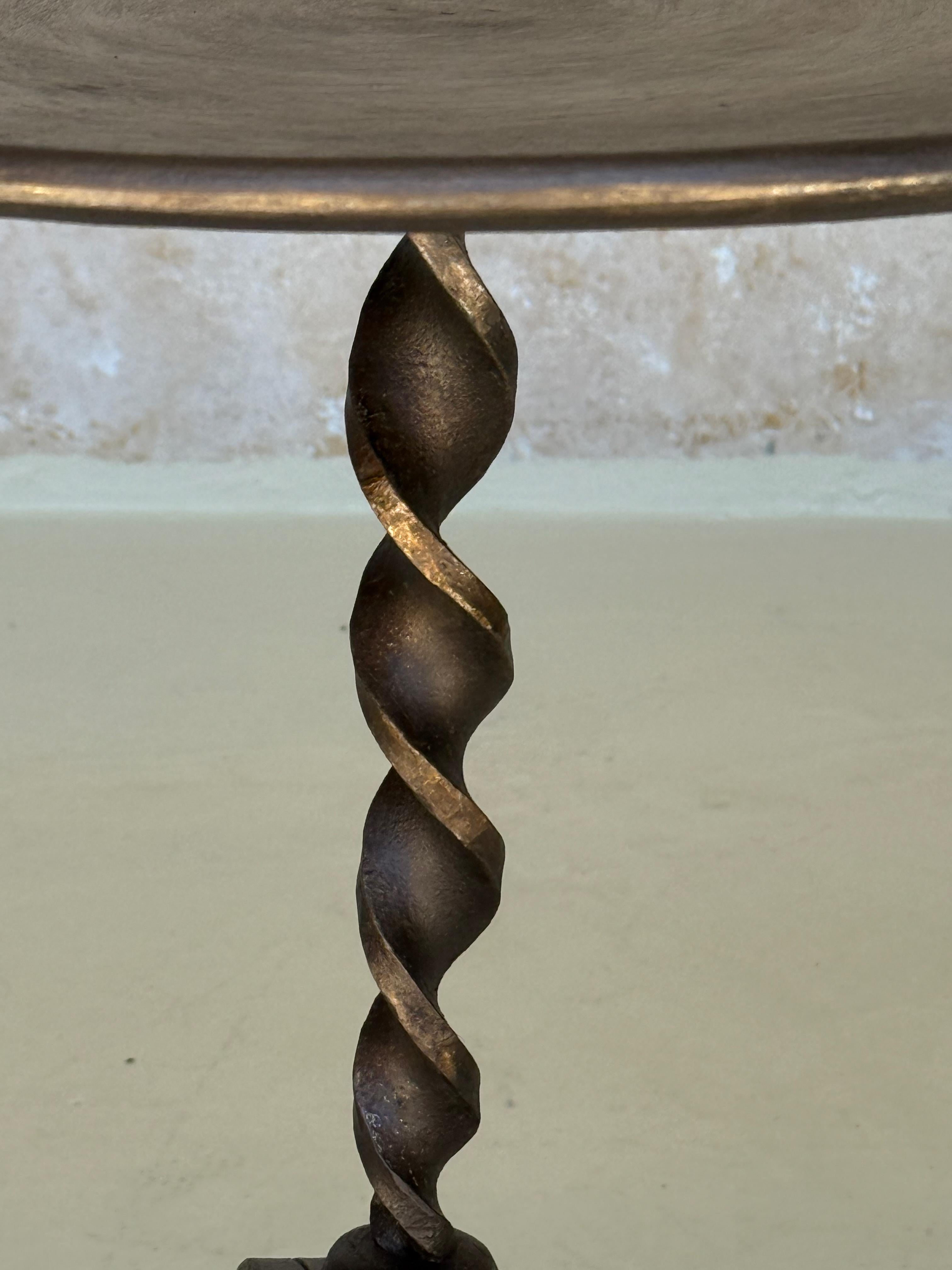 Grande table à boire en fer espagnol orné avec Stem torsadé en vente 1