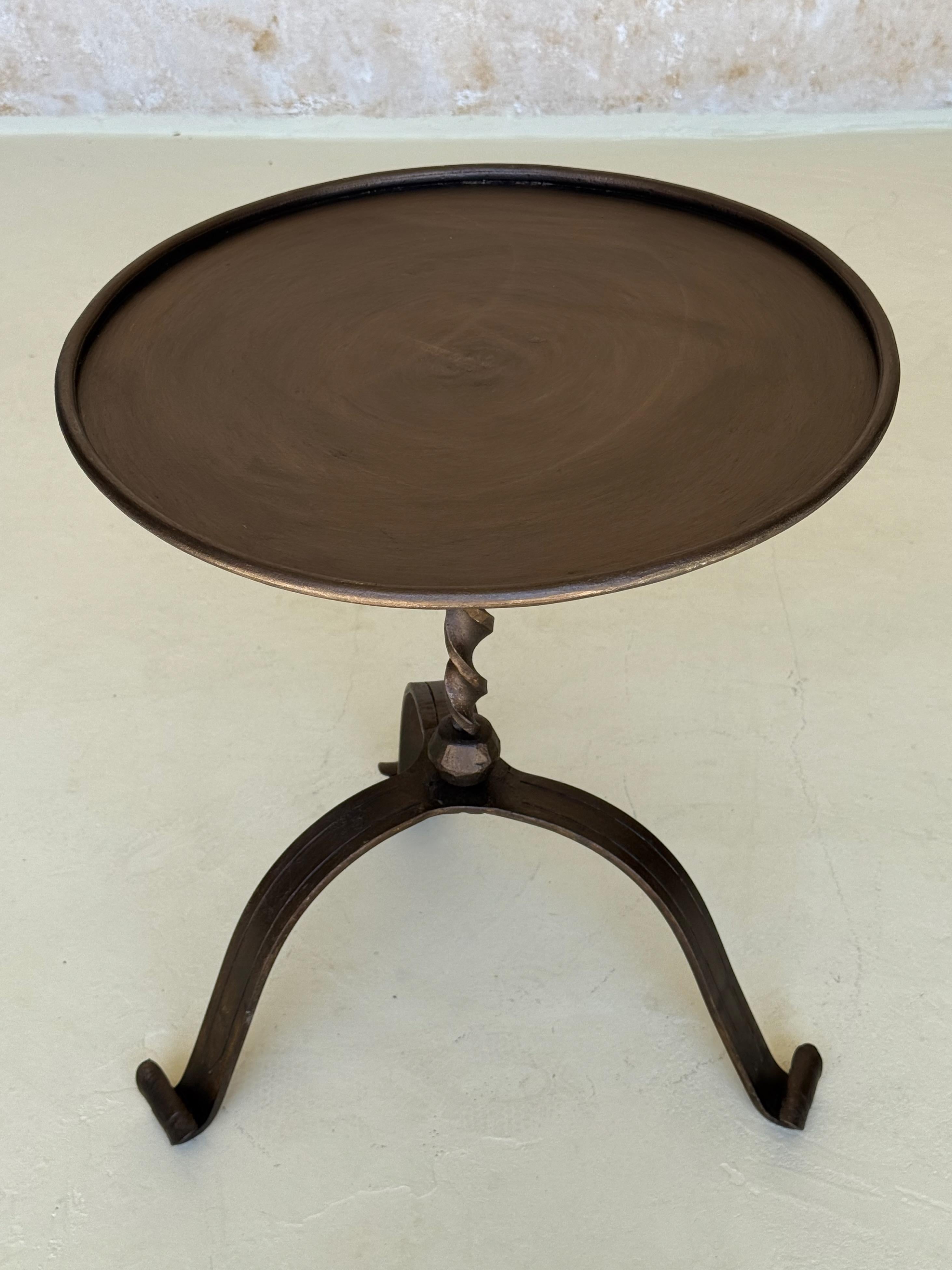 Grande table à boire en fer espagnol orné avec Stem torsadé en vente 2