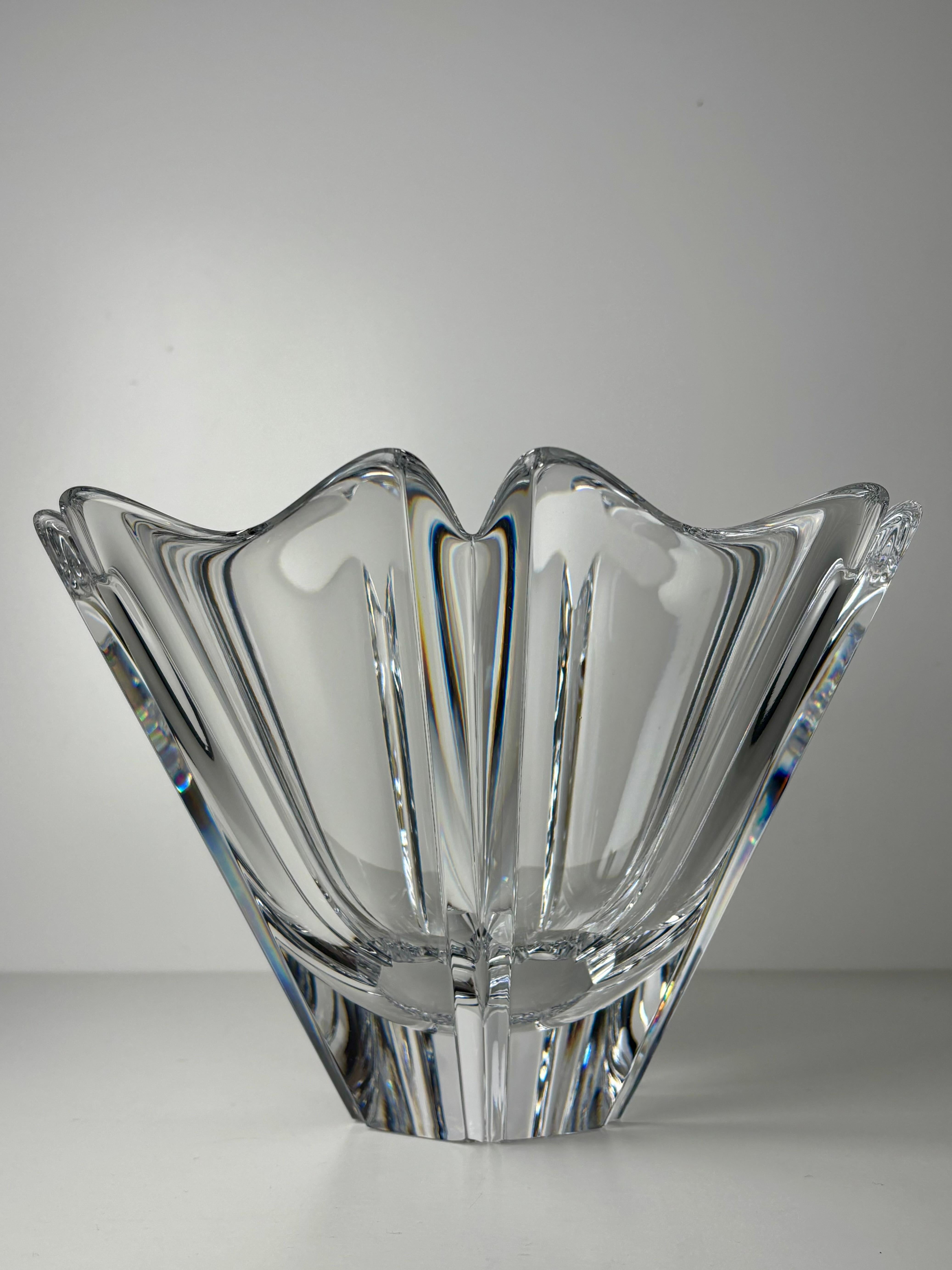 Large and solid clear Scandinavian modern art glass crystal bowl designed by sculptor Lars Hellsten for Swedish Orrefors in the late 1980s. Symmetrical and flared stylized flower petal sides with sharp angular divisions and soft scalloped edges. Use