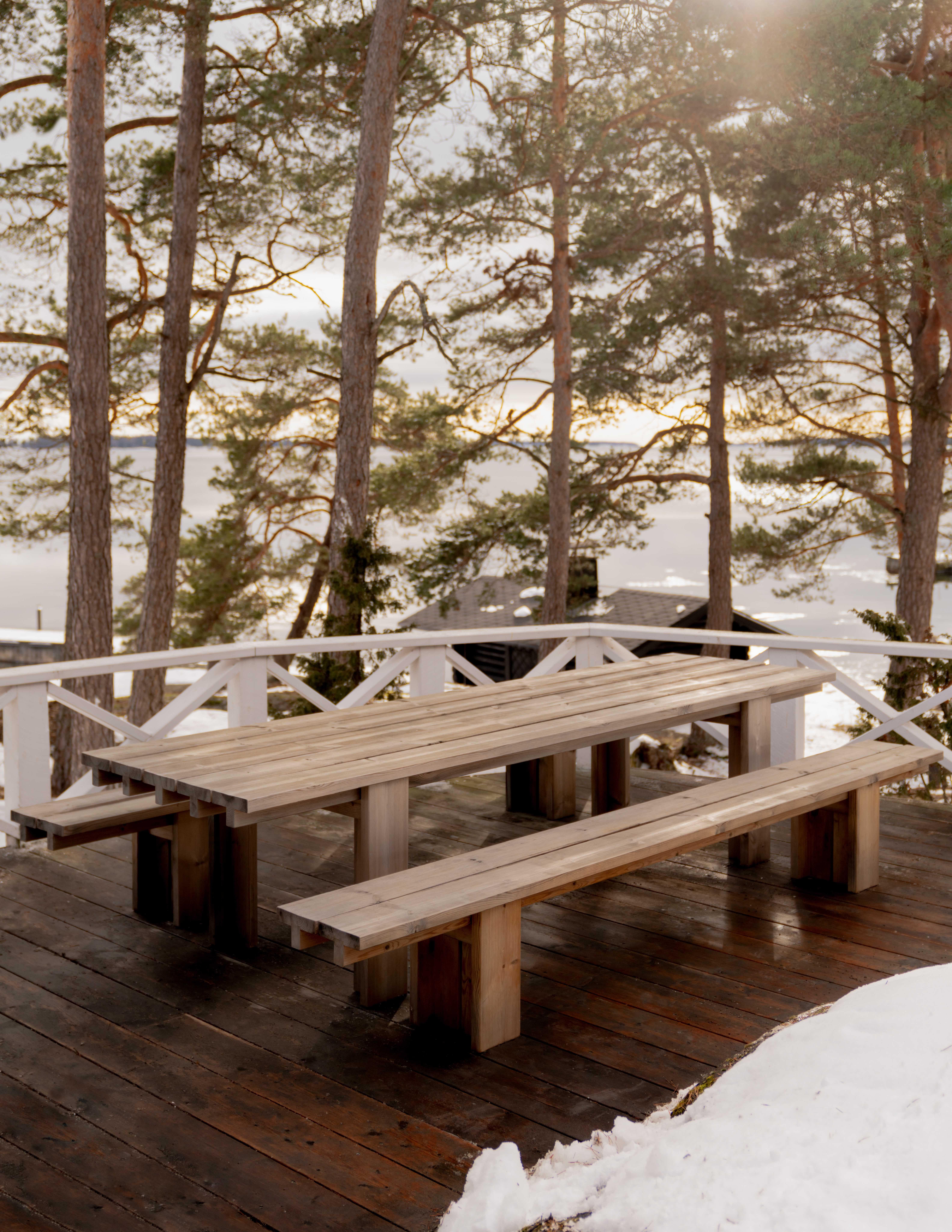 Finlandais Grand banc d'extérieur « Osa » en pin finlandais massif pour Vaarnii en vente
