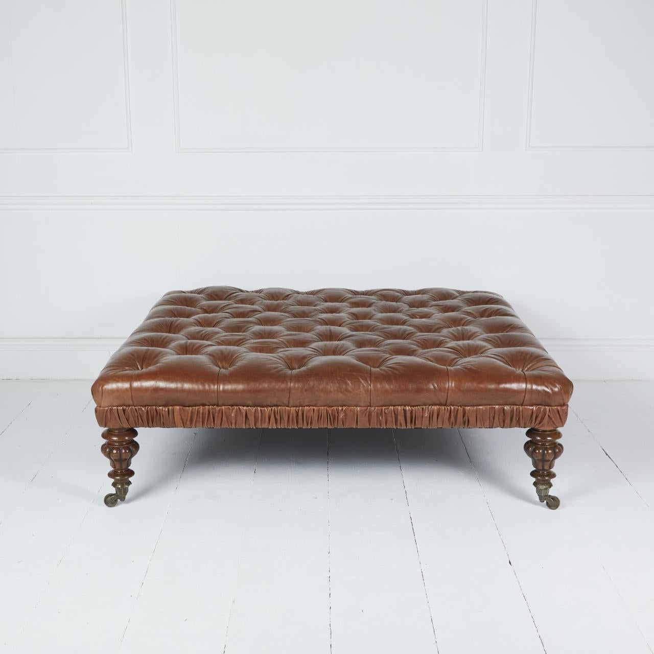 Sgabello da centro con pouf grande in pelle color cuoio 1