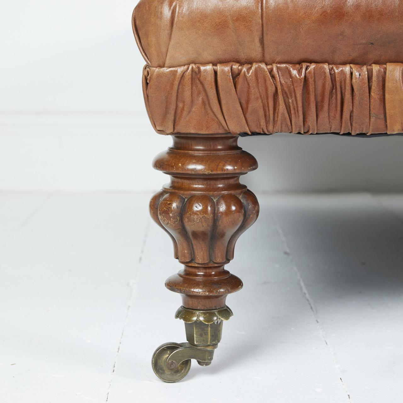 Sgabello da centro con pouf grande in pelle color cuoio 2