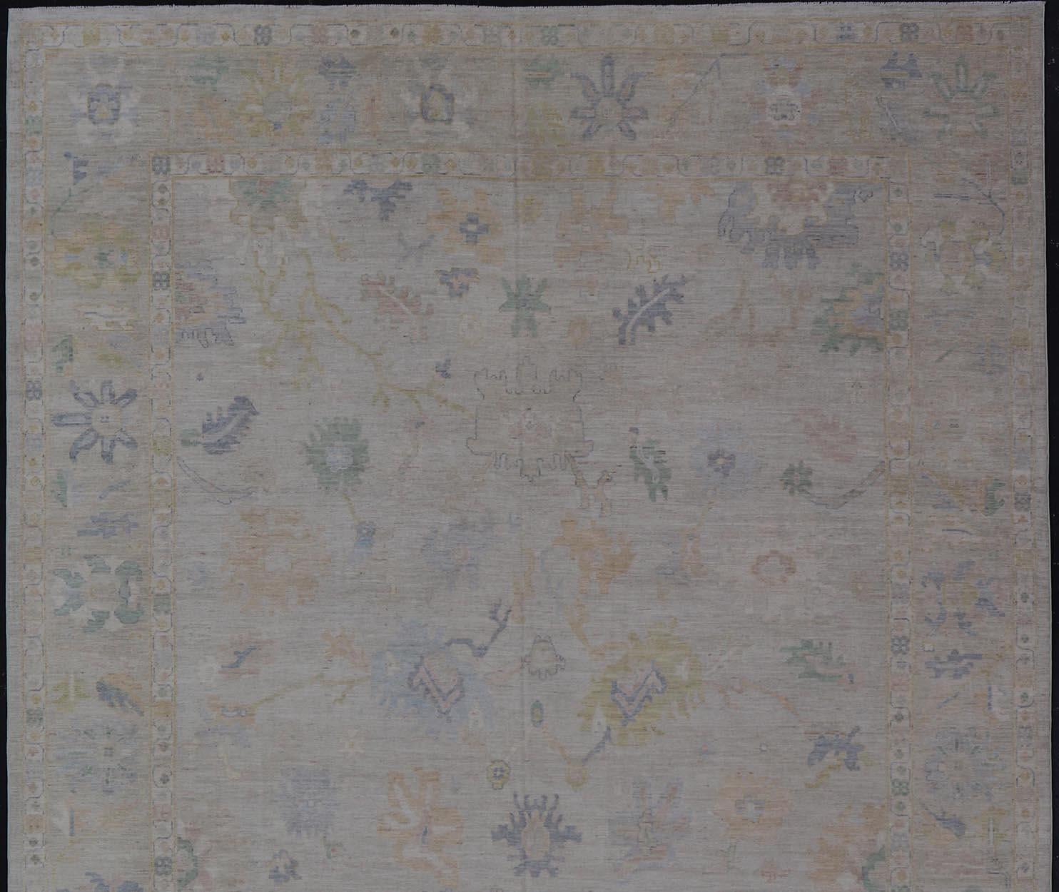 Großer Oushak-Teppich mit Blumenmotiven und gedämpften, bunten Tönen von Keivan Woven Arts im Angebot 3