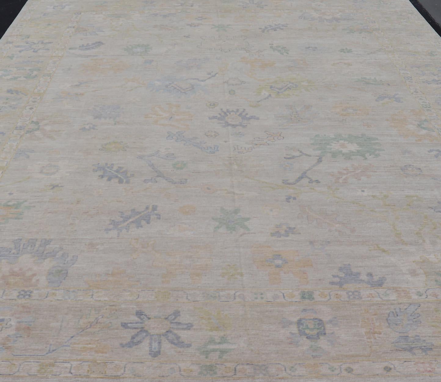 Großer Oushak-Teppich mit Blumenmotiven und gedämpften, bunten Tönen von Keivan Woven Arts im Angebot 7