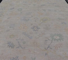 Großer Oushak-Teppich mit Blumenmotiven und gedämpften, bunten Tönen von Keivan Woven Arts