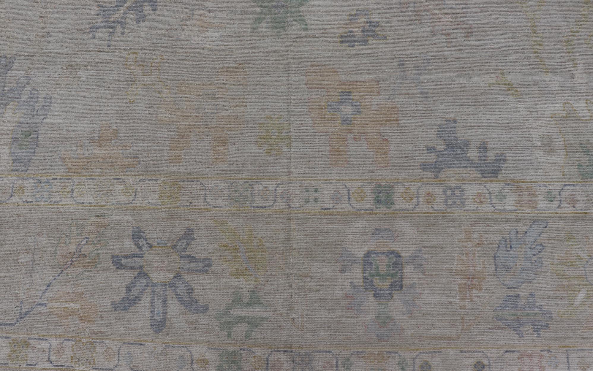 Großer Oushak-Teppich mit Blumenmotiven und gedämpften, bunten Tönen von Keivan Woven Arts (Wolle) im Angebot