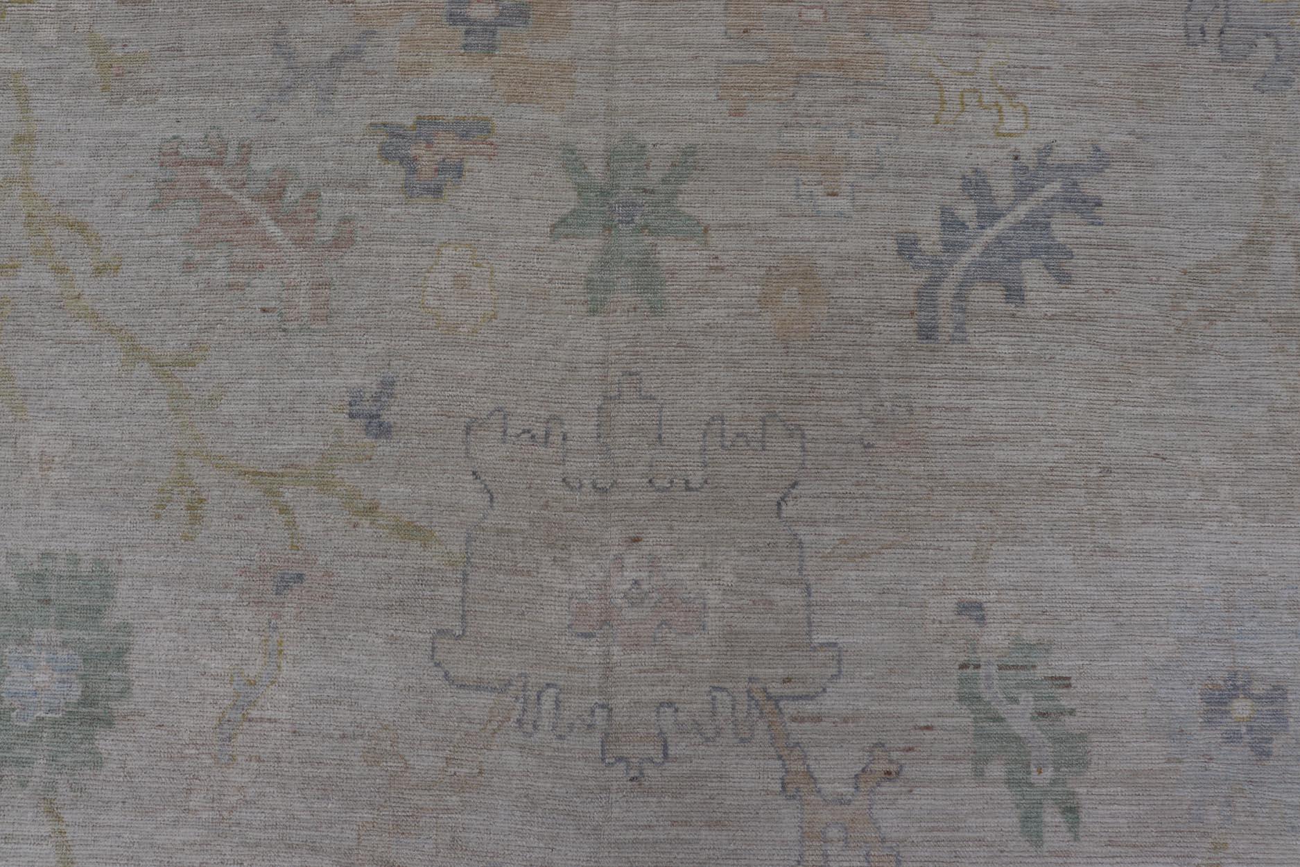 Großer Oushak-Teppich mit Blumenmotiven und gedämpften, bunten Tönen von Keivan Woven Arts im Angebot 1