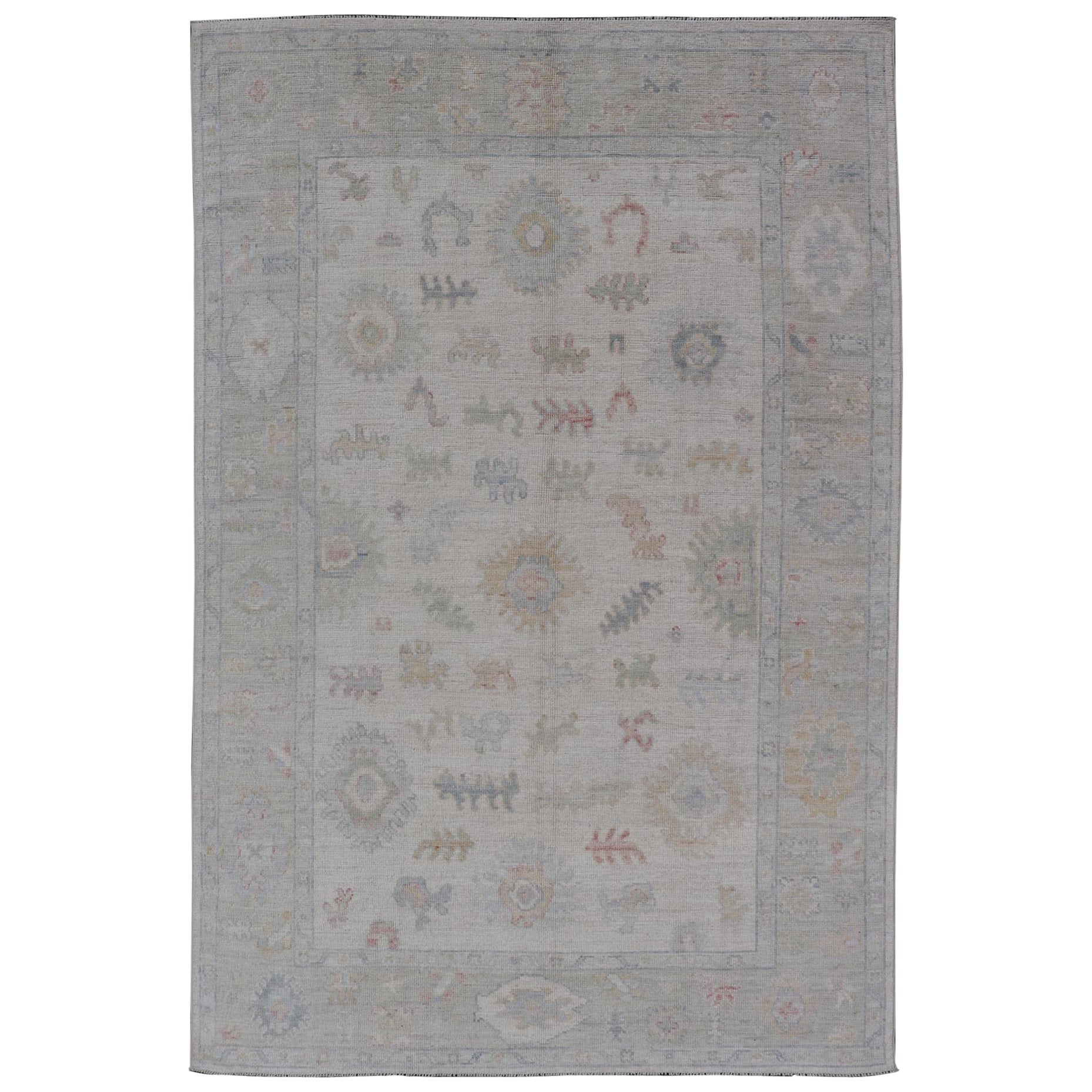 Großer Oushak-Teppich mit Blumenmotiven und gedämpften bunten Tönen auf neutralem Hintergrund