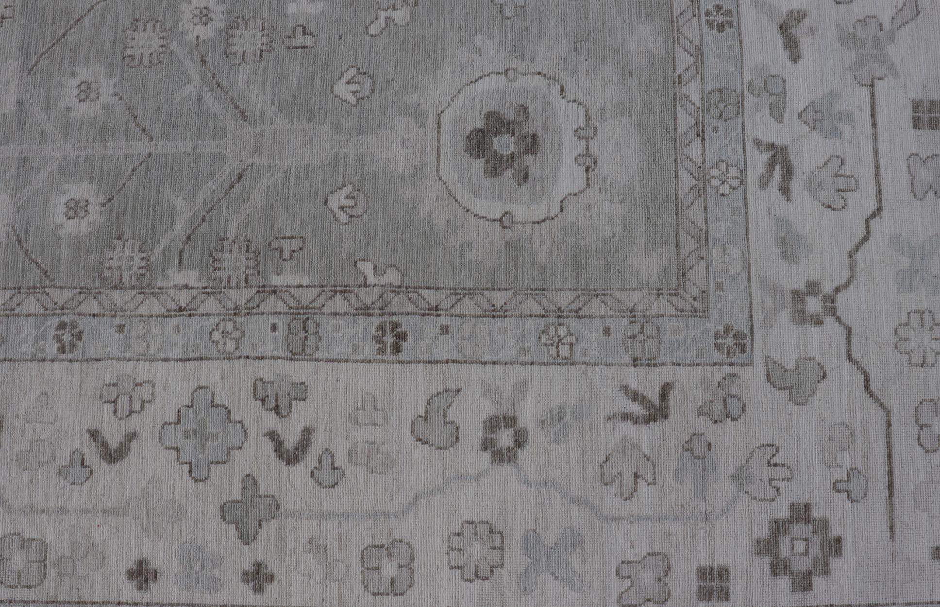 Maße: 11'10 x 17'5 
Großer Oushak-Teppich mit weichem Grau und subtilen Elfenbein- und Sage-Akzenten 11'10 x 17'5. Keivan Woven Arts; Teppich AWR-248 Herkunftsland: Afghanistan Art: Oushak Design/One: All-Over, floral, arabesk-blumig 21. 

Dieser