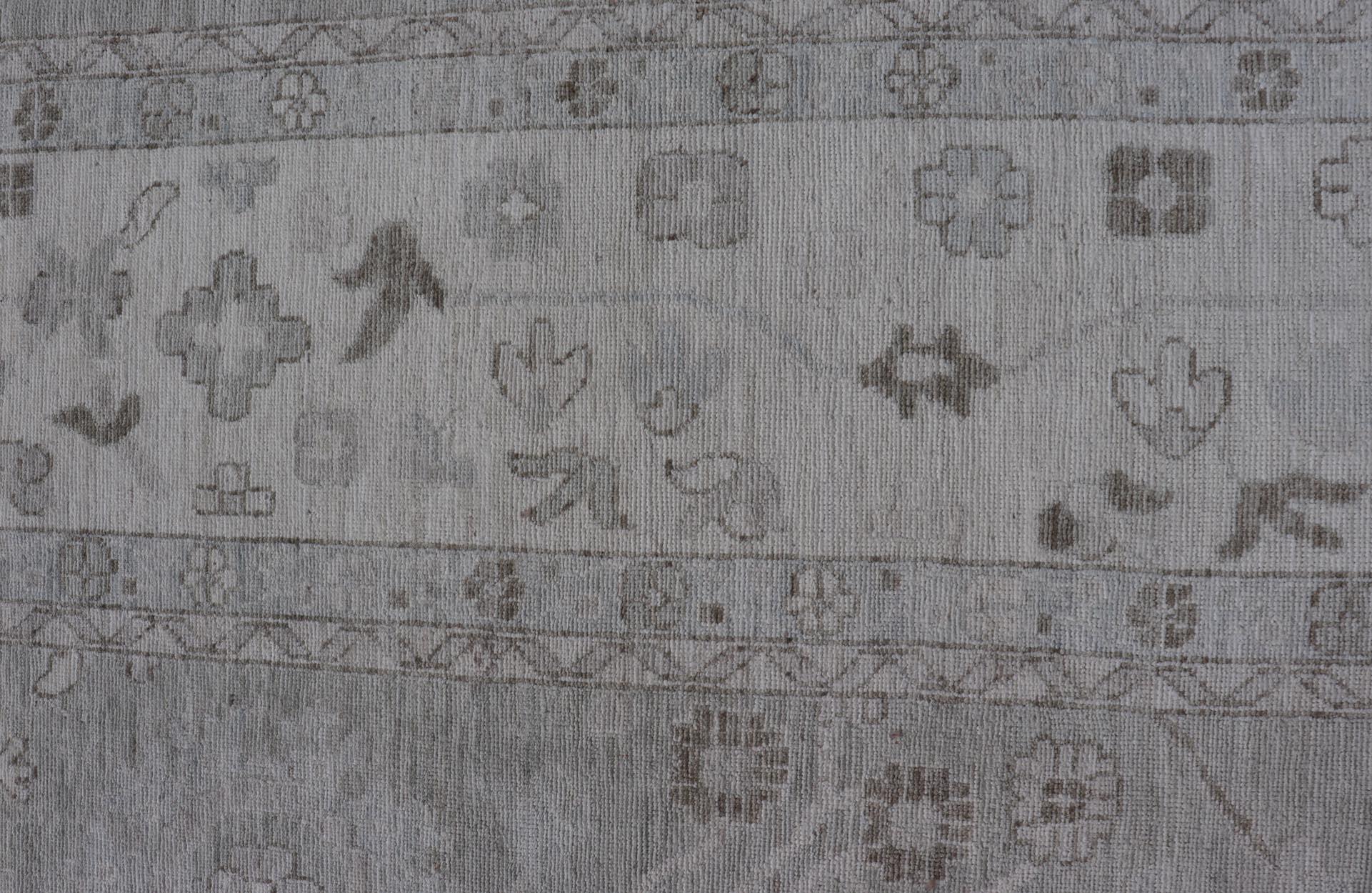 Großer Oushak-Teppich mit weichem Grau und subtilen Elfenbein- und Sage-Akzenten 11'10 x 17'5 (Handgeknüpft) im Angebot