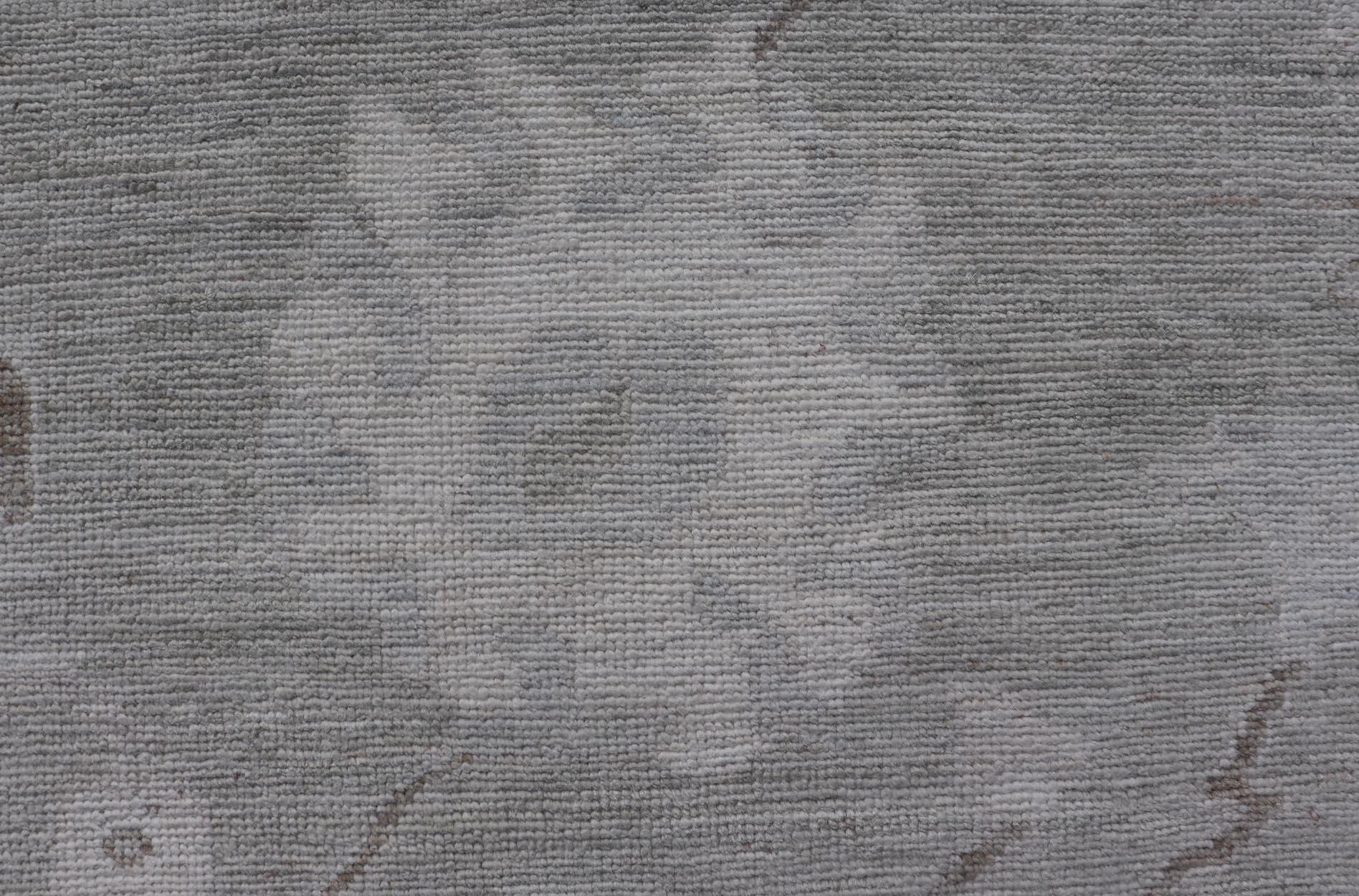Großer Oushak-Teppich mit weichem Grau und subtilen Elfenbein- und Sage-Akzenten 11'10 x 17'5 im Zustand „Hervorragend“ im Angebot in Atlanta, GA