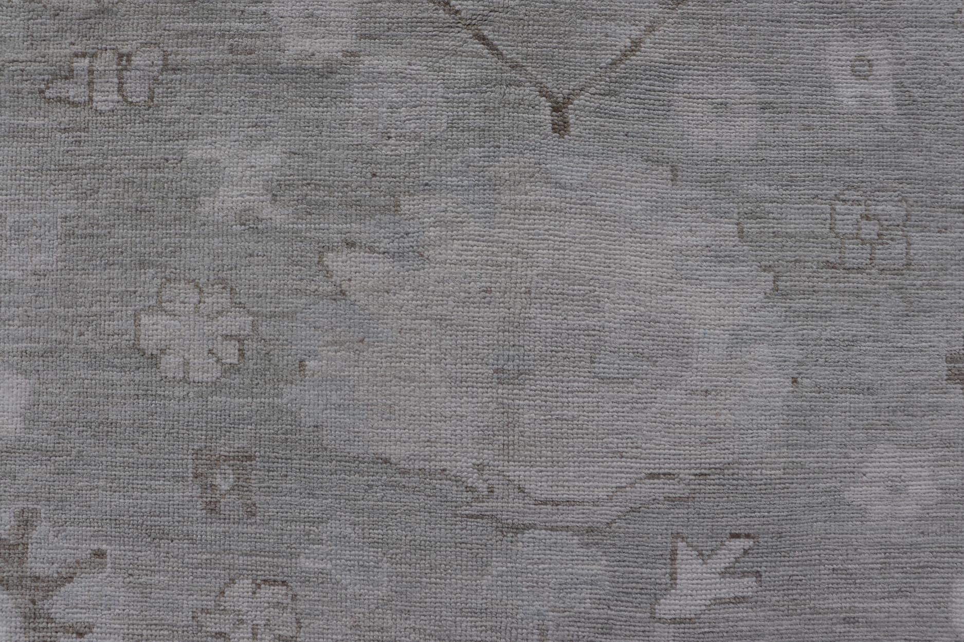 Großer Oushak-Teppich mit weichem Grau und subtilen Elfenbein- und Sage-Akzenten 11'10 x 17'5 (21. Jahrhundert und zeitgenössisch) im Angebot