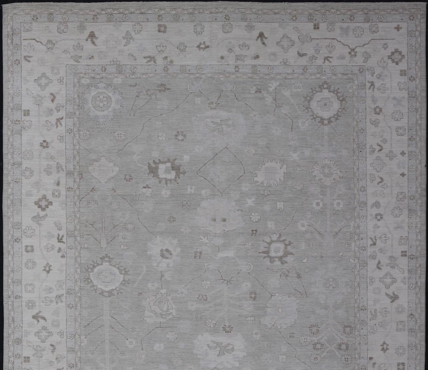 Großer Oushak-Teppich mit weichem Grau und subtilen Elfenbein- und Sage-Akzenten 11'10 x 17'5 (Wolle) im Angebot