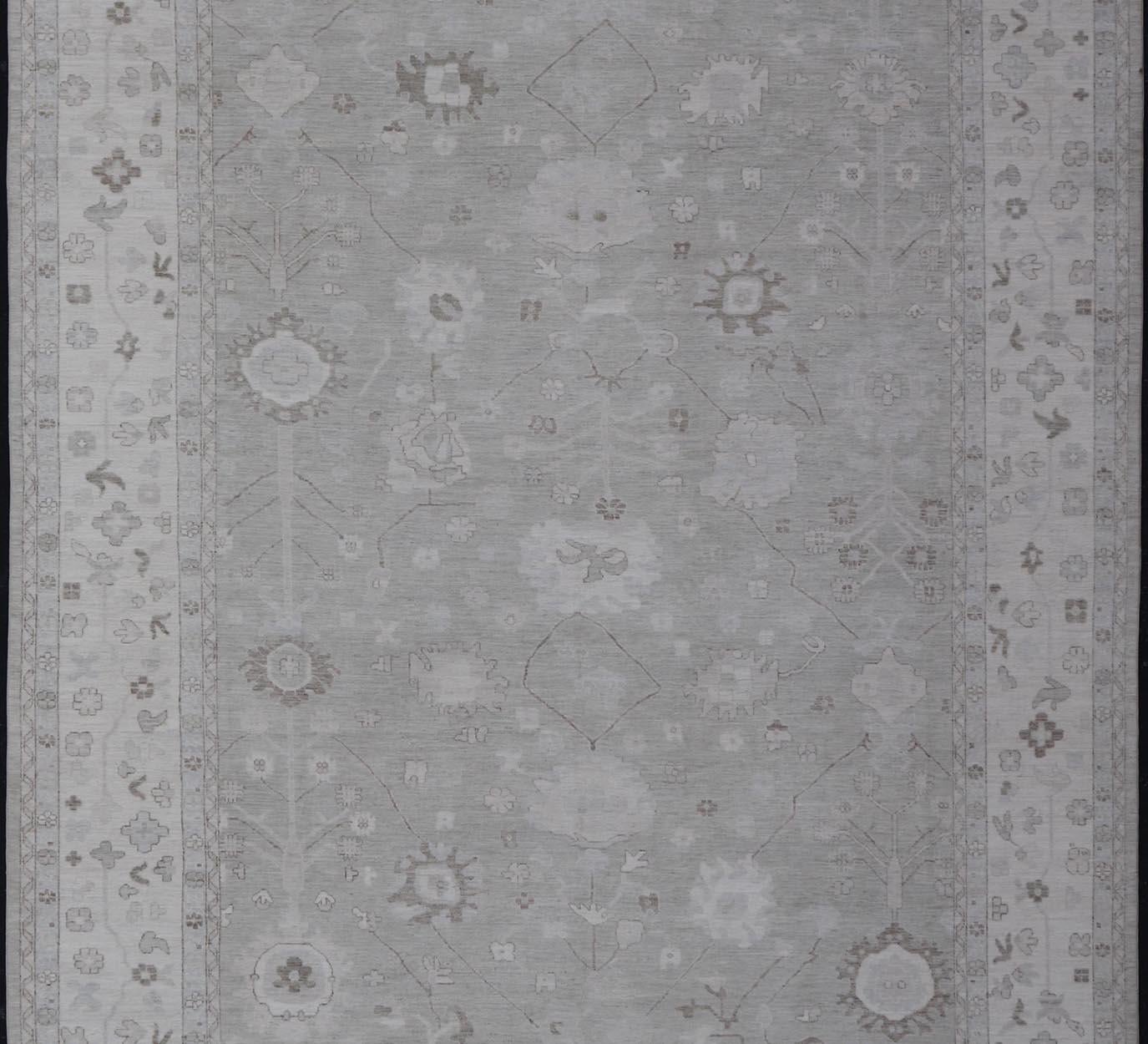 Großer Oushak-Teppich mit weichem Grau und subtilen Elfenbein- und Sage-Akzenten 11'10 x 17'5 im Angebot 1