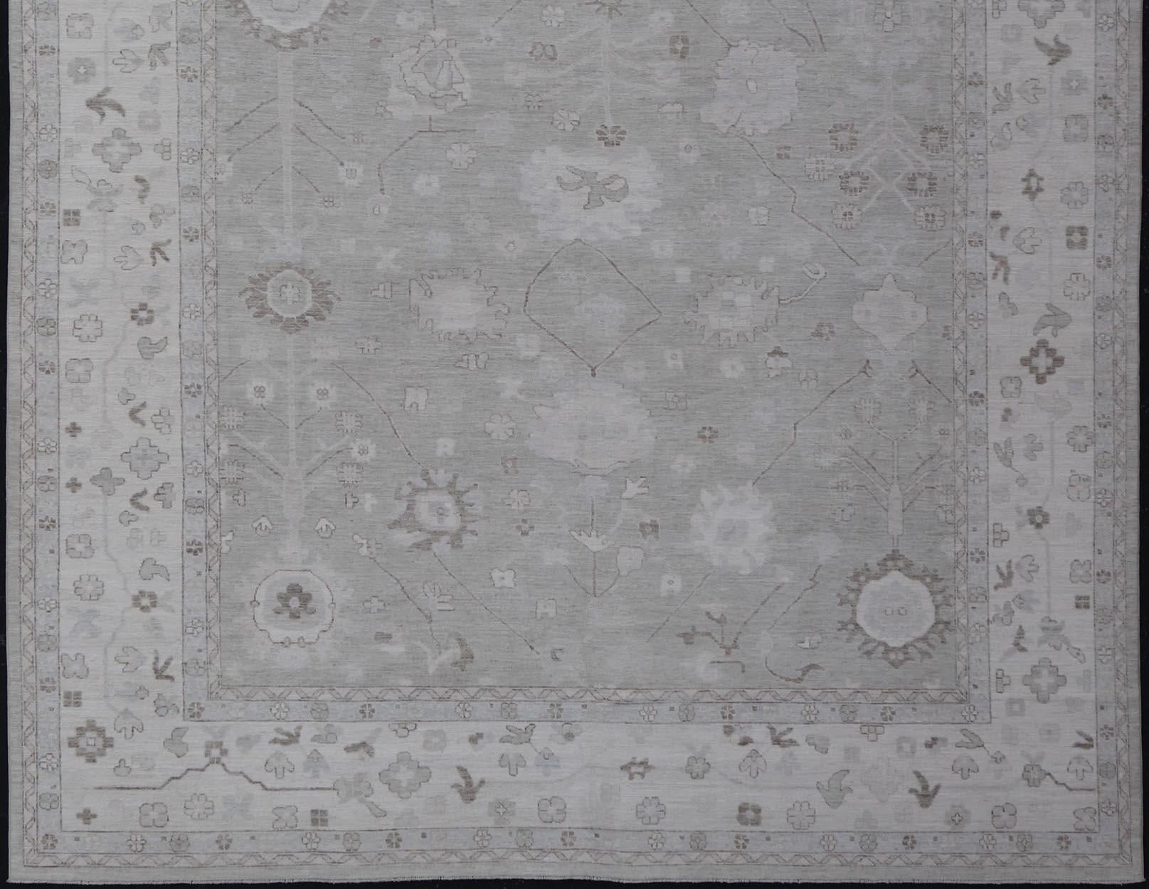 Großer Oushak-Teppich mit weichem Grau und subtilen Elfenbein- und Sage-Akzenten 11'10 x 17'5 im Angebot 2