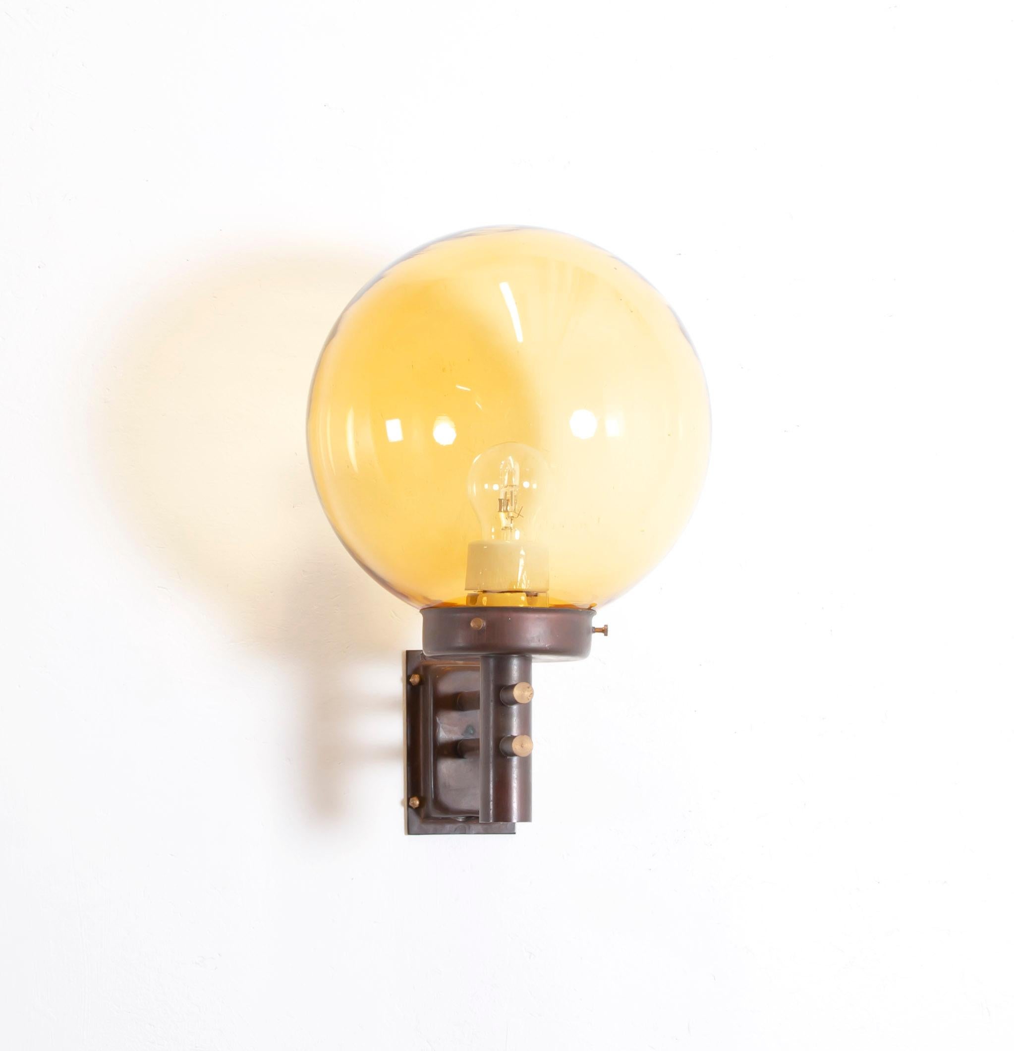 Wunderschöne und dekorative Wandleuchte aus Kupfer mit Glasschirm. Entworfen und hergestellt in Norwegen, etwa in der zweiten Hälfte der 1970er Jahre. Die Lampe ist voll funktionsfähig und in gutem Zustand. Die Lampe ist mit einer