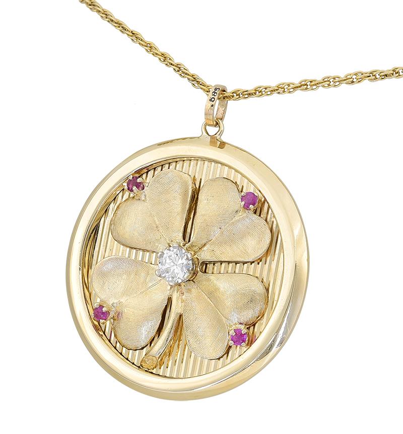 Fabelhafter großer Love & Luck Anhänger/Amulett. Auf der Vorderseite befindet sich ein großes strukturiertes vierblättriges Kleeblatt.  Mit einem facettierten Diamanten von 0,65 Karat und vier hellen, facettierten Rubinen besetzt.  Aufgebracht auf