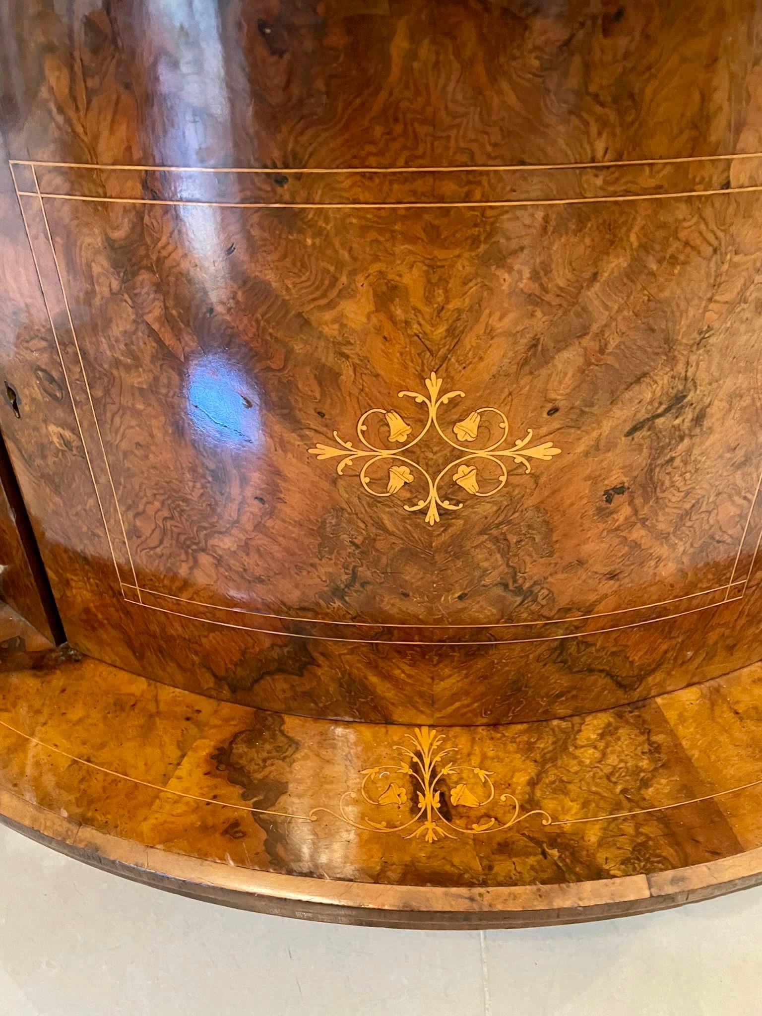 Grande et remarquable armoire d'angle victorienne d'antiquités en ronce de noyer marquetée de qualité supérieure en vente 7