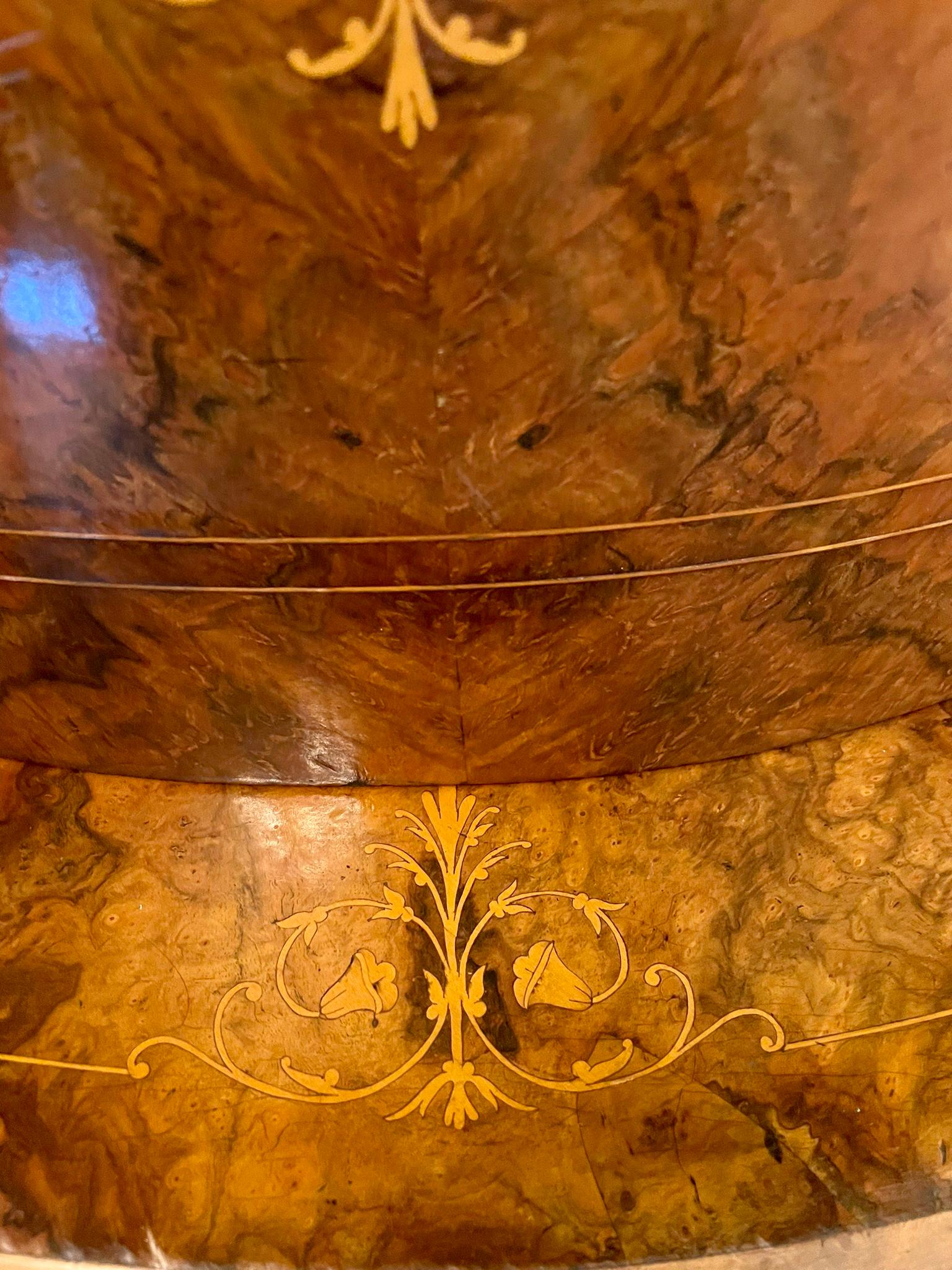 Noyer Grande et remarquable armoire d'angle victorienne d'antiquités en ronce de noyer marquetée de qualité supérieure en vente