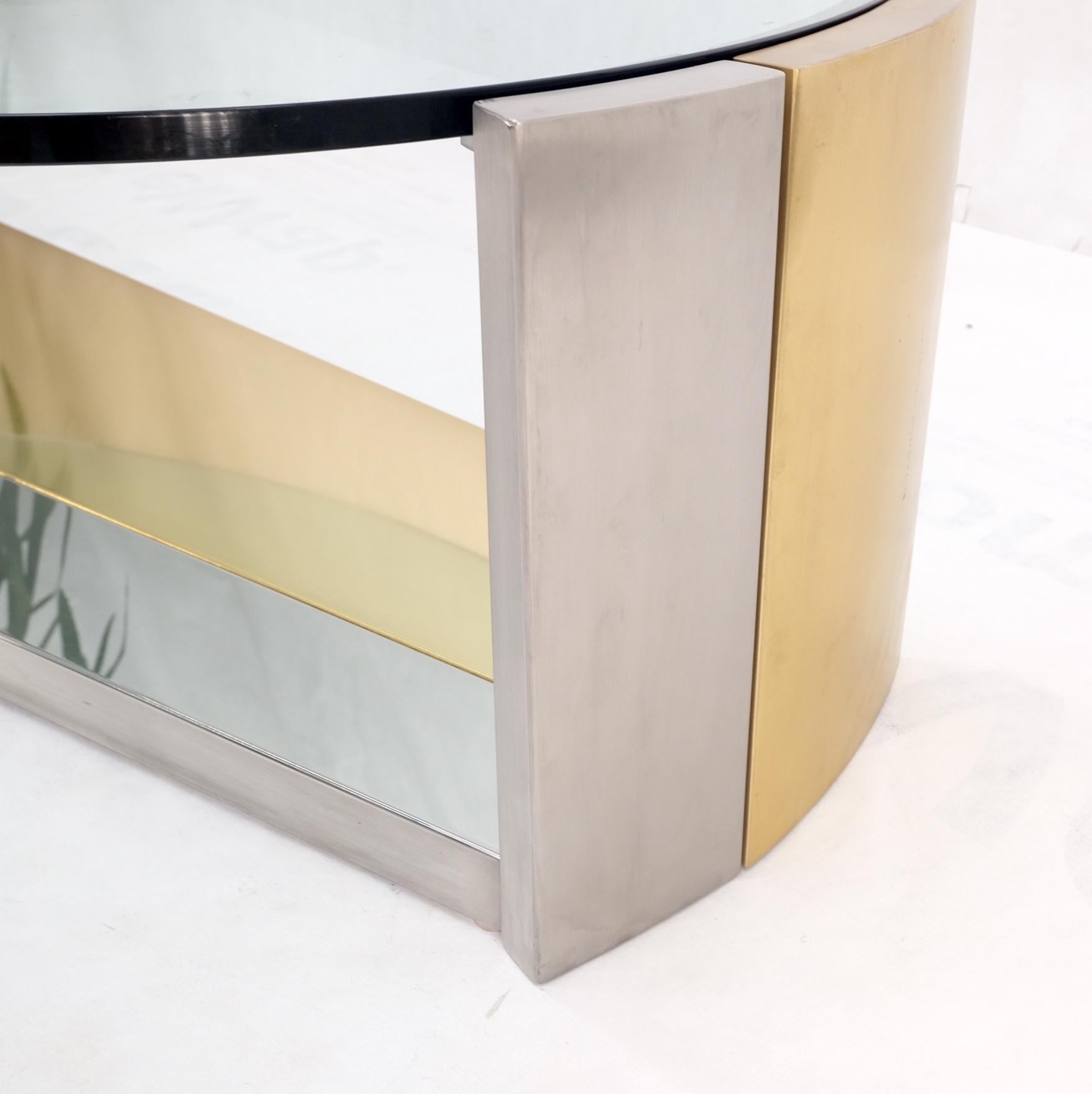 Mid-Century Modern Grande table basse ovale avec plateau en verre brossé et base en laiton en vente