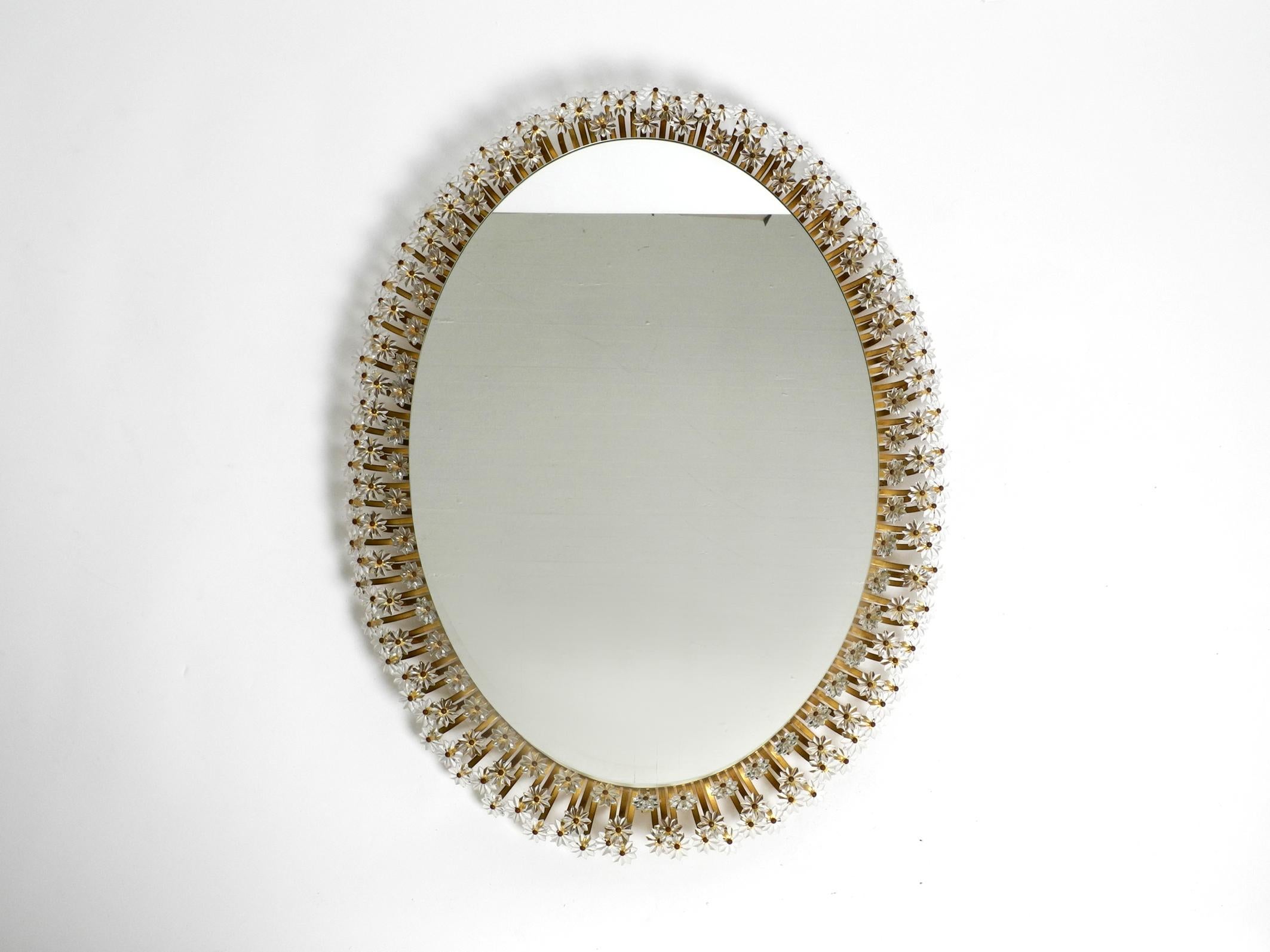 Beautiful oval backlit large Mid-Century Modern flower mirror by Schöninger.
Very rare with brass color anodized metal frame.
I've never seen one in this color. Can be hung vertically or horizontally.
Great elaborate design with many small