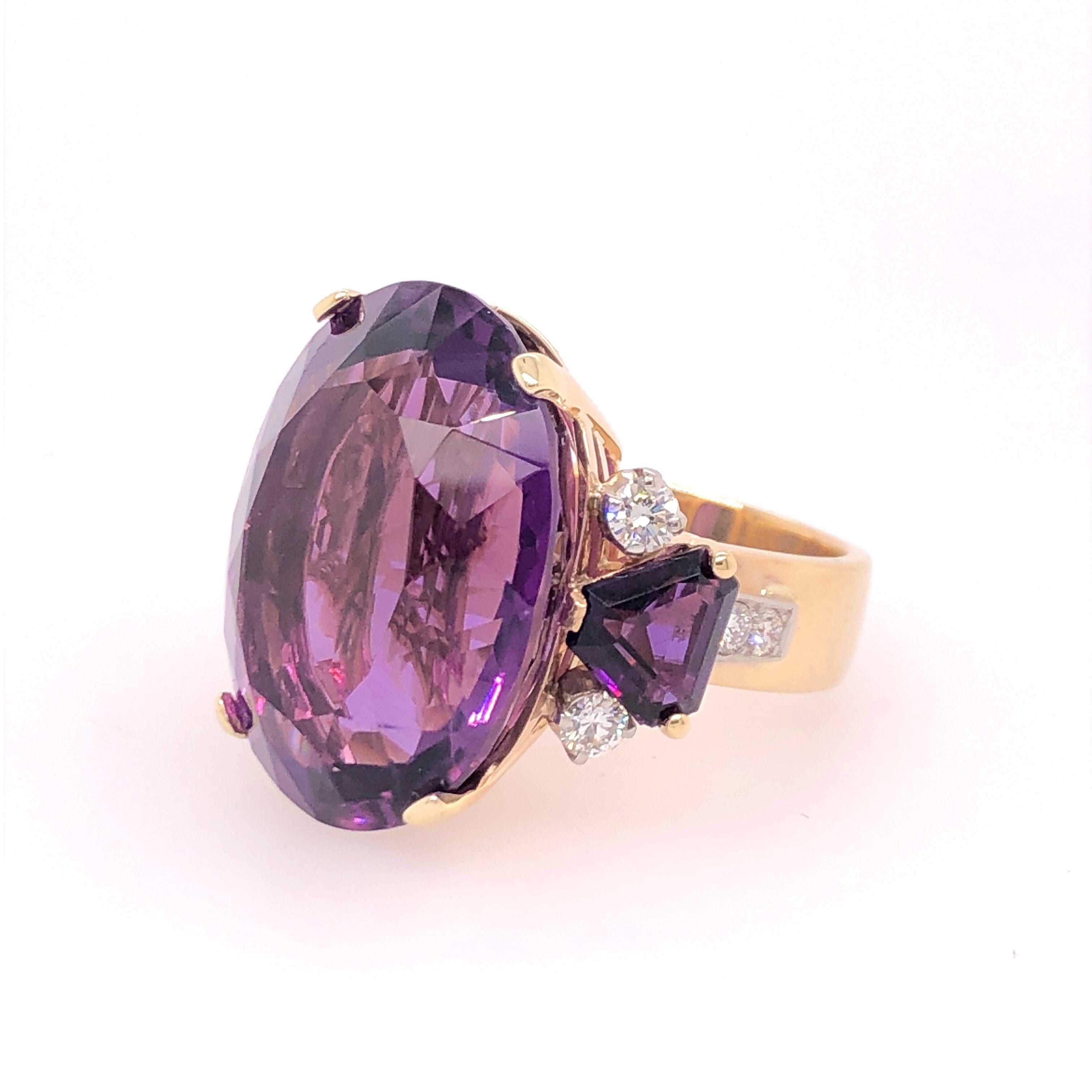 Large Oval Amethyst and Diamond Yellow Gold Ring In Excellent Condition In Dallas, TX