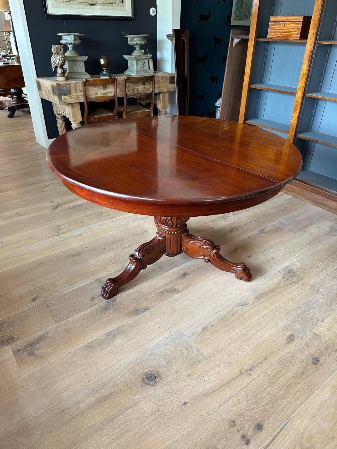 Large oval antique mahogany Dutch table with three connecting leaves. The leaves are of a later date, but beautifully matched. Originally, these often included pine leaves. Many configuration options are possible. The table is in good condition, but