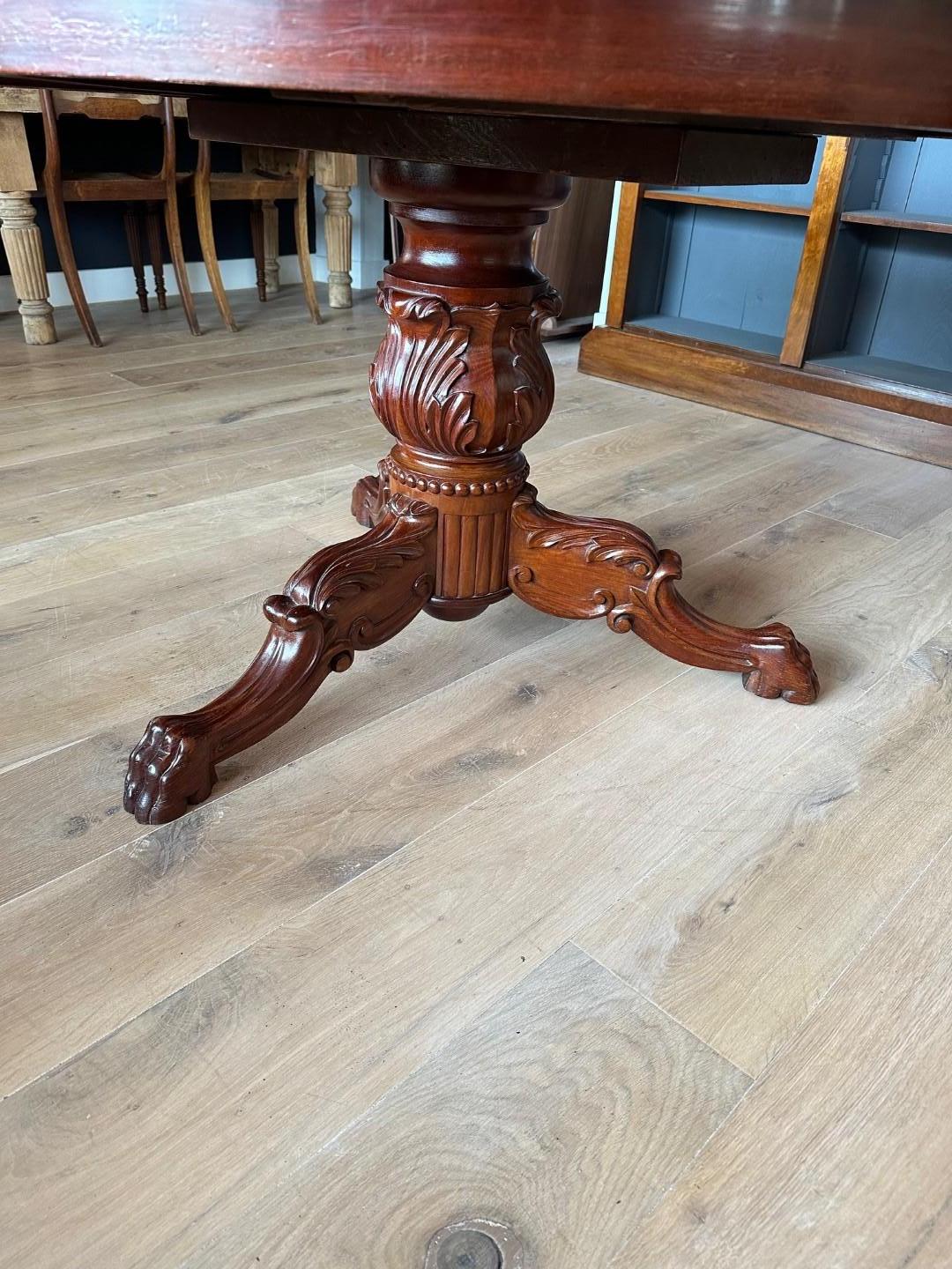 Large oval antique  Dutch table In Good Condition For Sale In BEEKBERGEN, NL