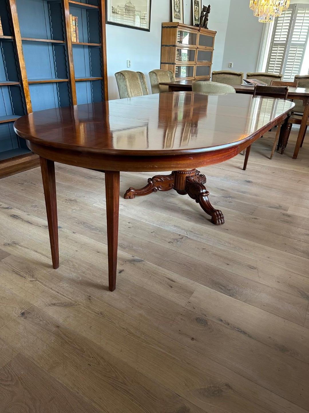 Large oval antique  Dutch table For Sale 4