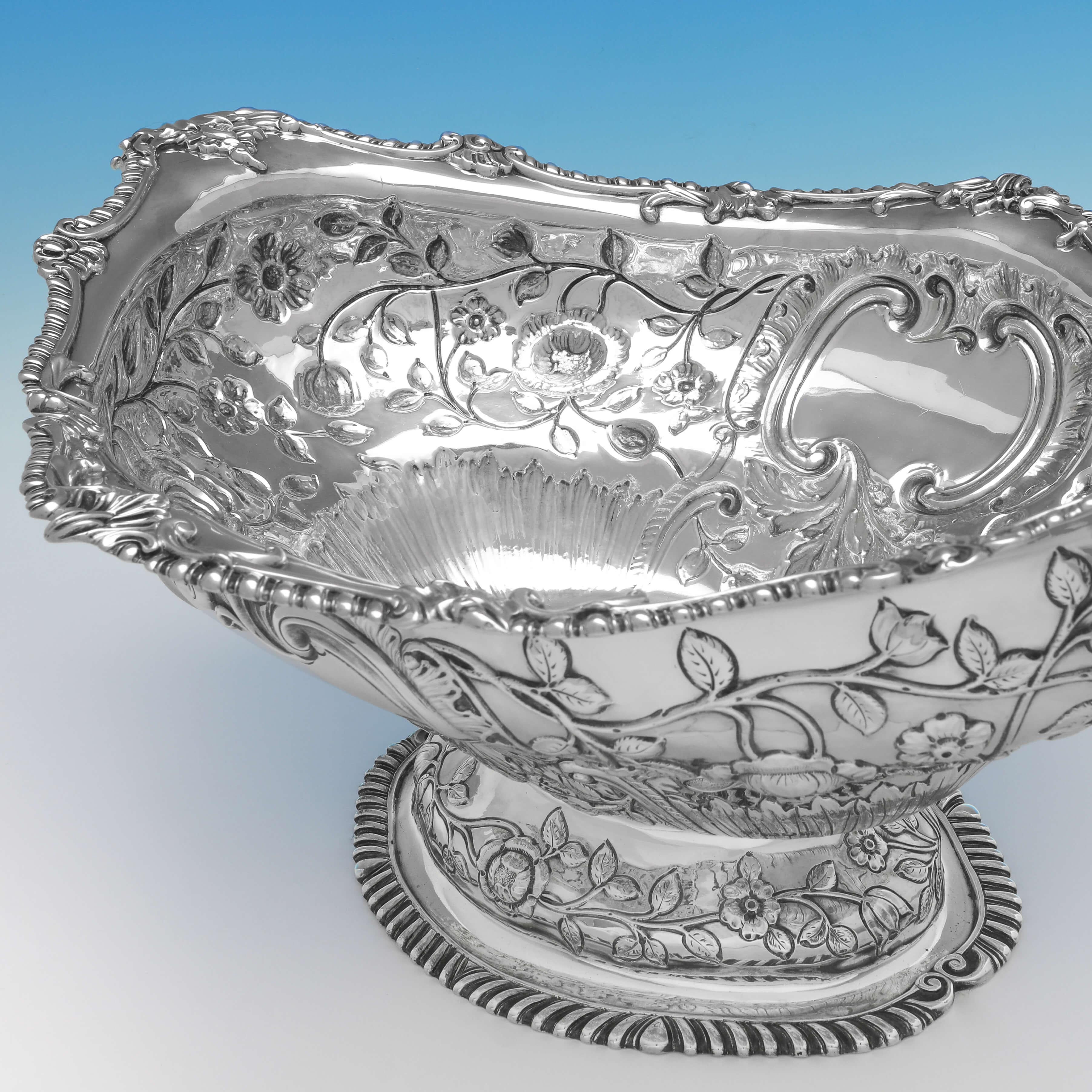 Edwardian Large Oval Antique English Sterling Silver Centrepiece or Dish, London, 1908 For Sale