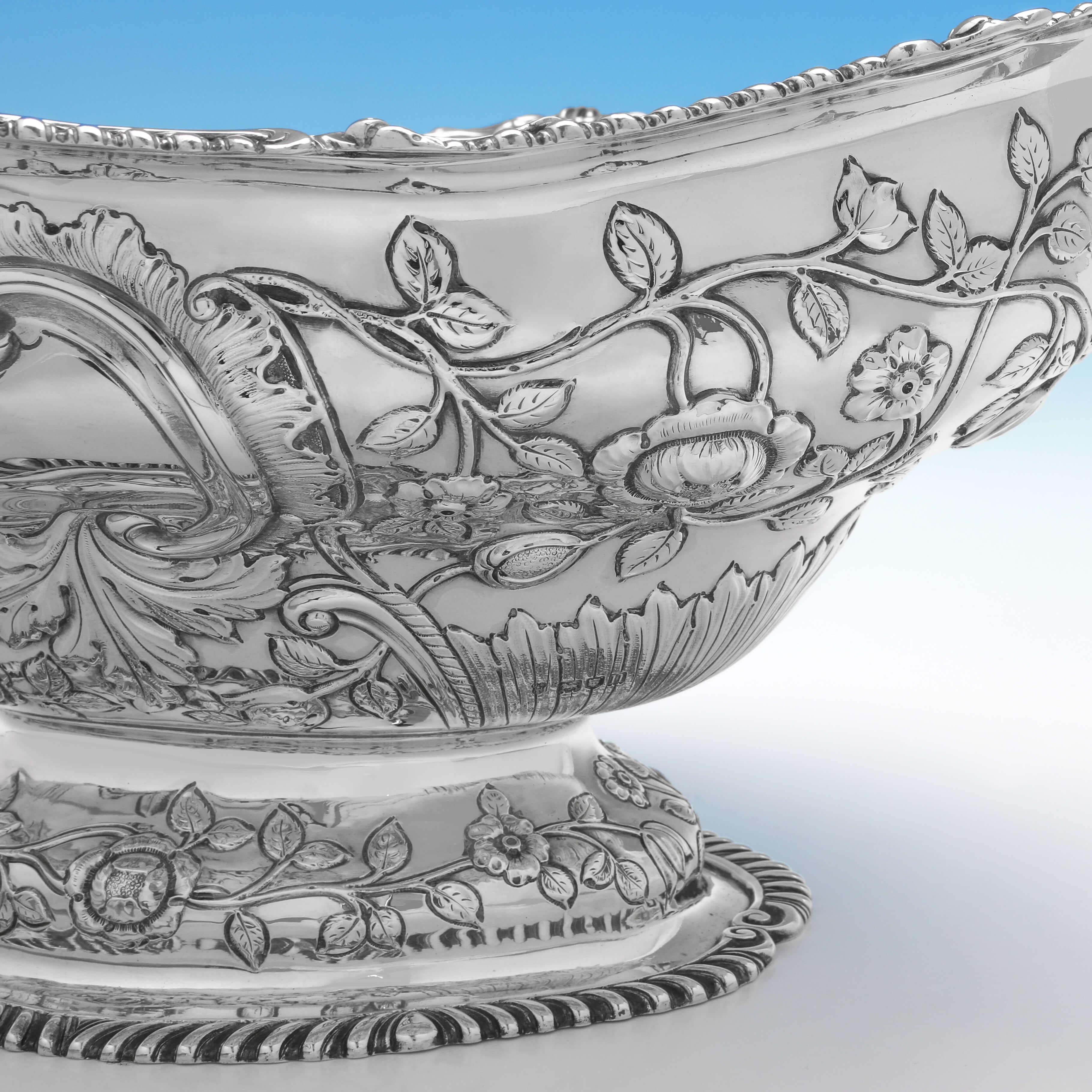 Early 20th Century Large Oval Antique English Sterling Silver Centrepiece or Dish, London, 1908 For Sale