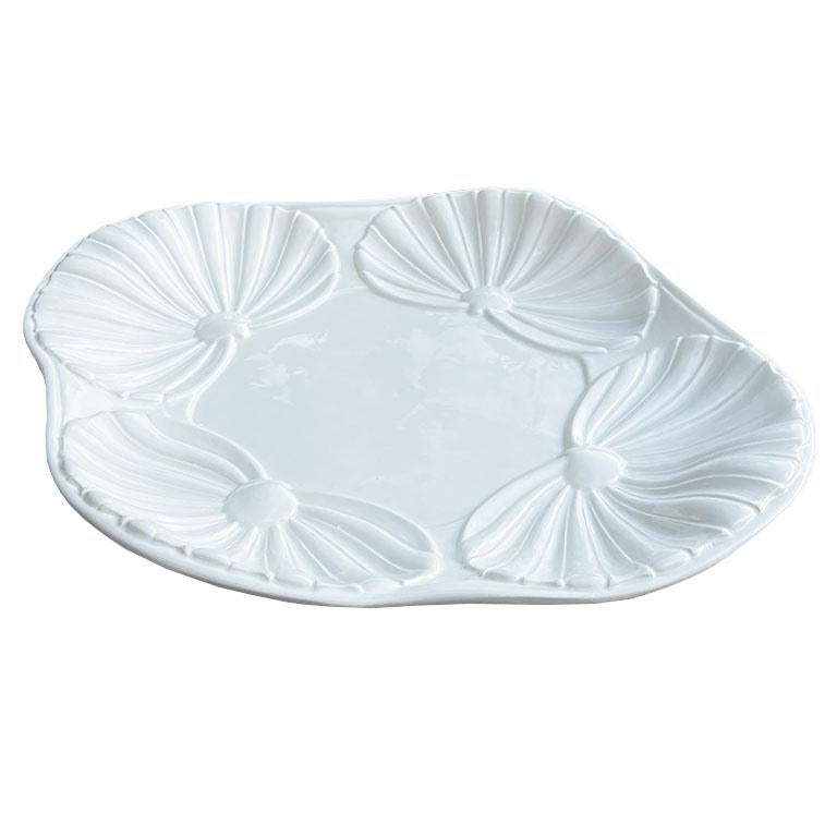 Preciosa fuente grande de cerámica italiana con motivos de conchas de mar o almejas en color crema. Esta fuente será una forma estupenda de servir a los invitados en tu próxima reunión. Está hecha de porcelana o cerámica y esmaltada en un blanco