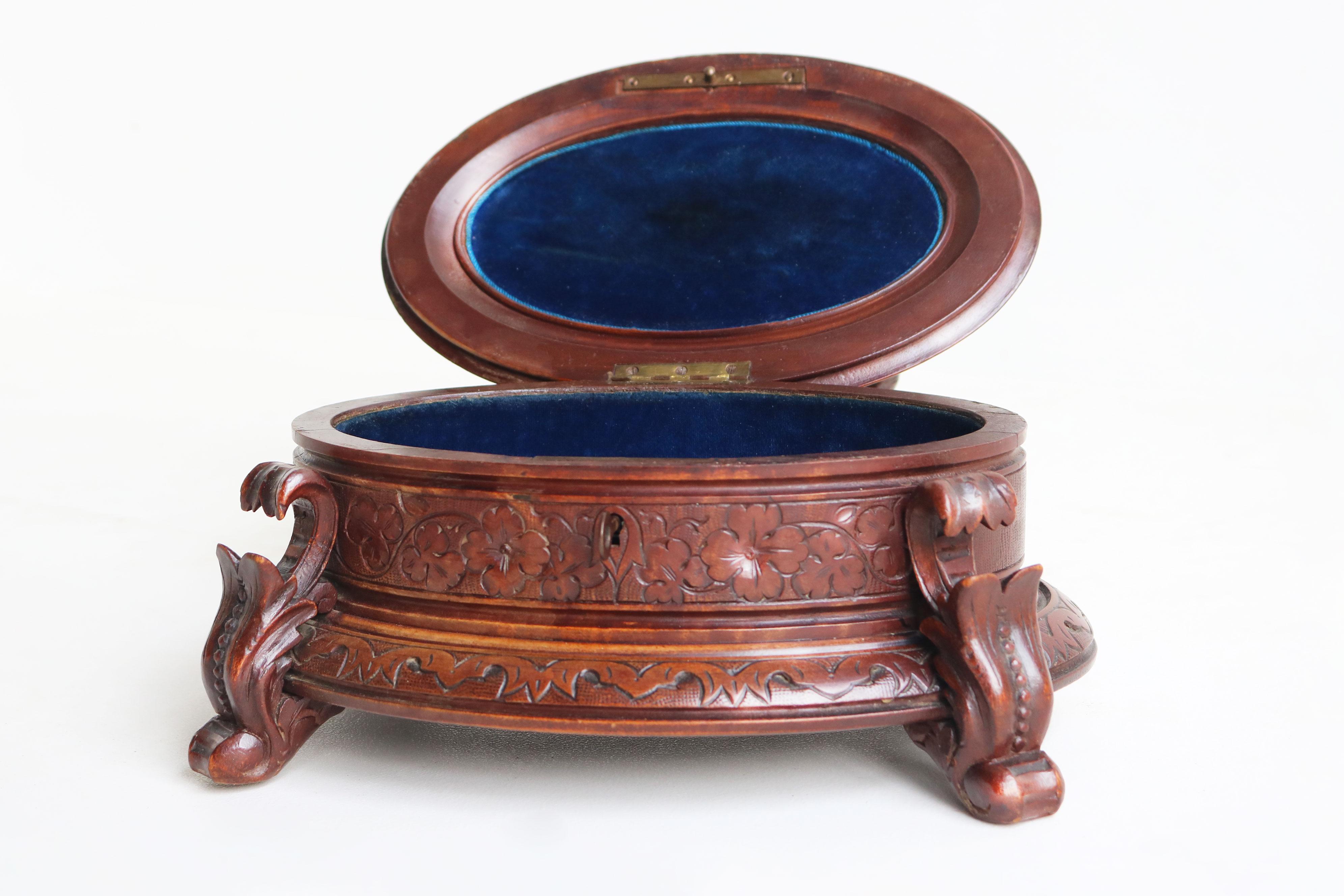 large oval Antique swiss 19th century Black Forest jewelry box walnut 3 birds In Good Condition For Sale In Ijzendijke, NL