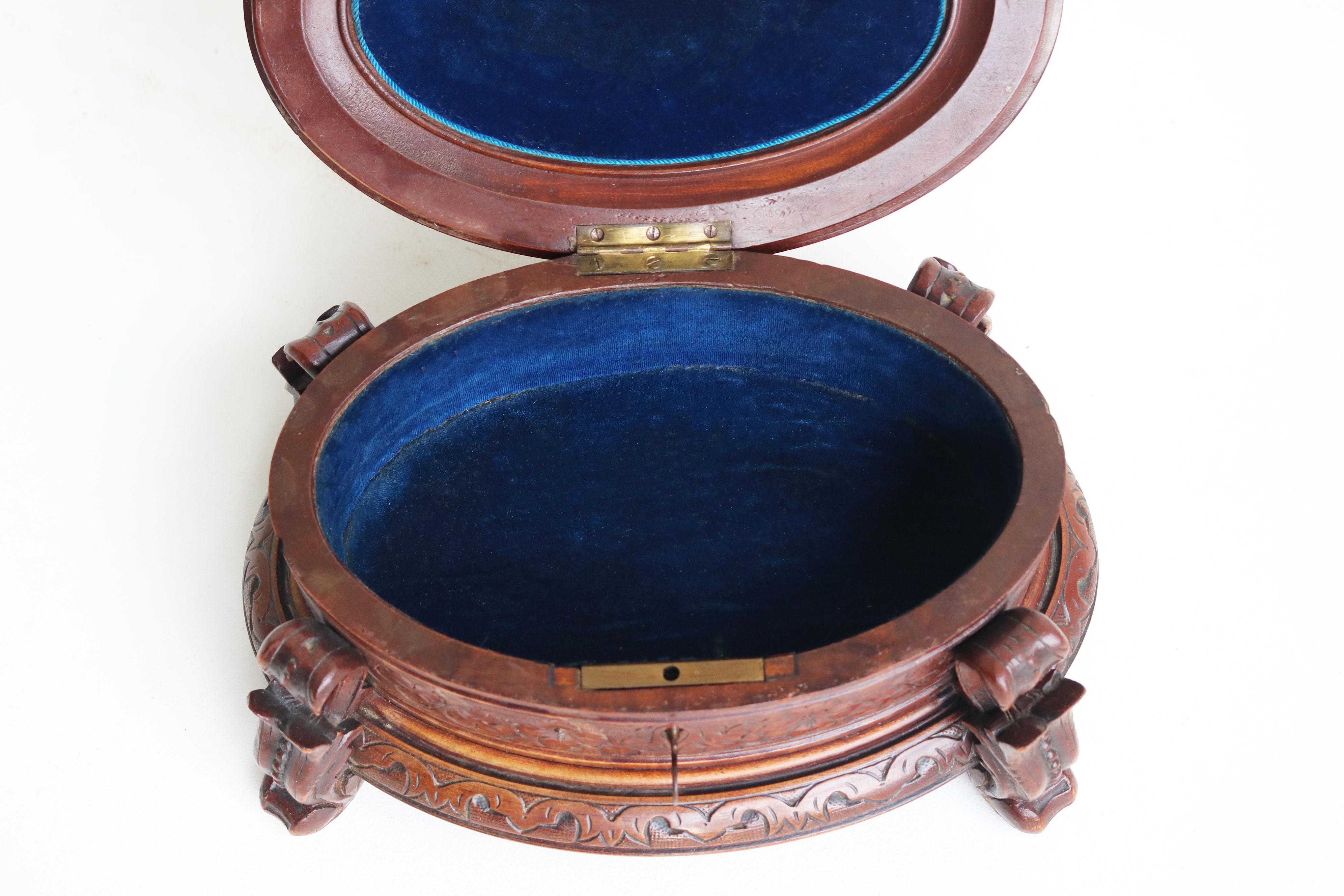 19th Century large oval Antique swiss 19th century Black Forest jewelry box walnut 3 birds For Sale