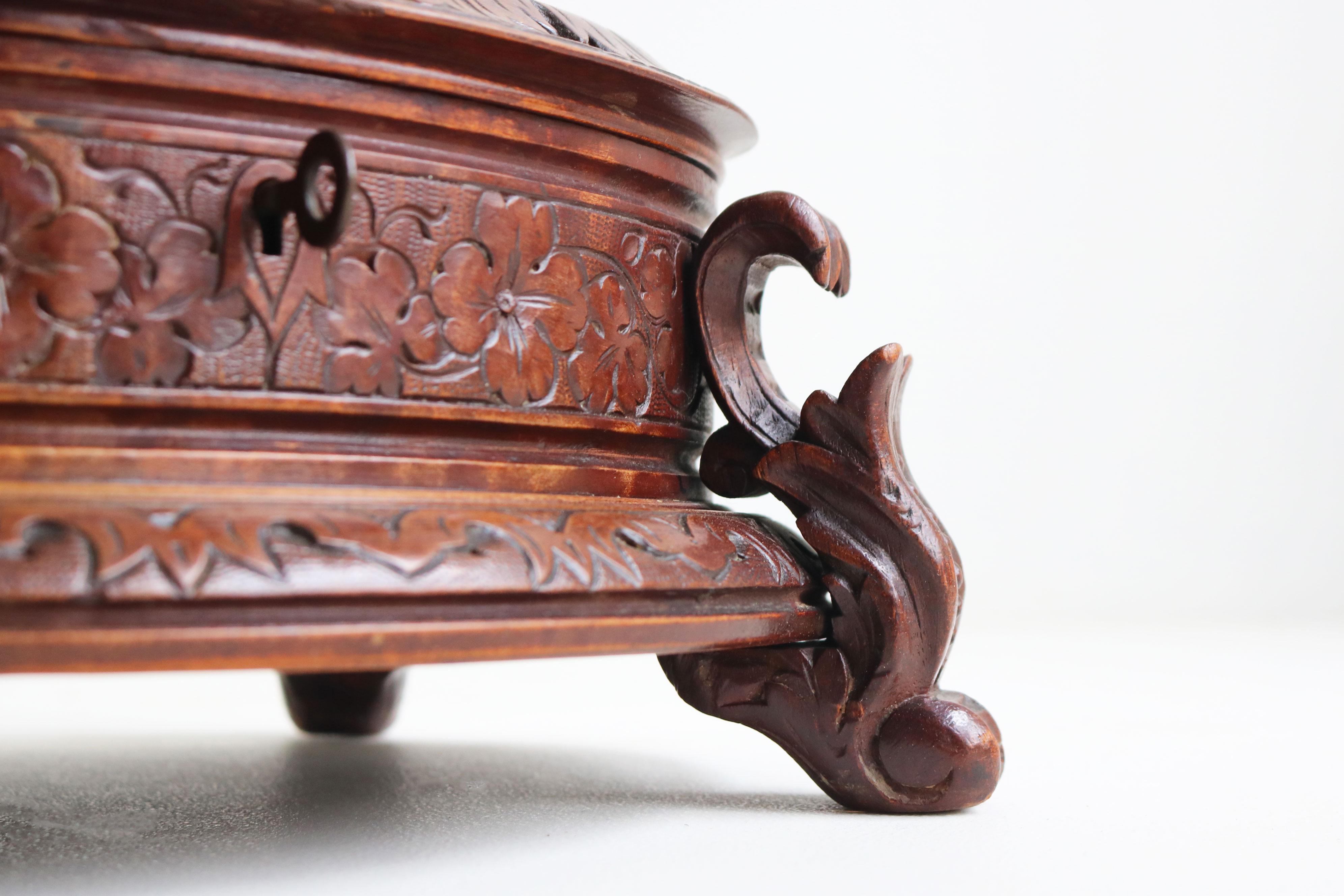 Velvet large oval Antique swiss 19th century Black Forest jewelry box walnut 3 birds For Sale