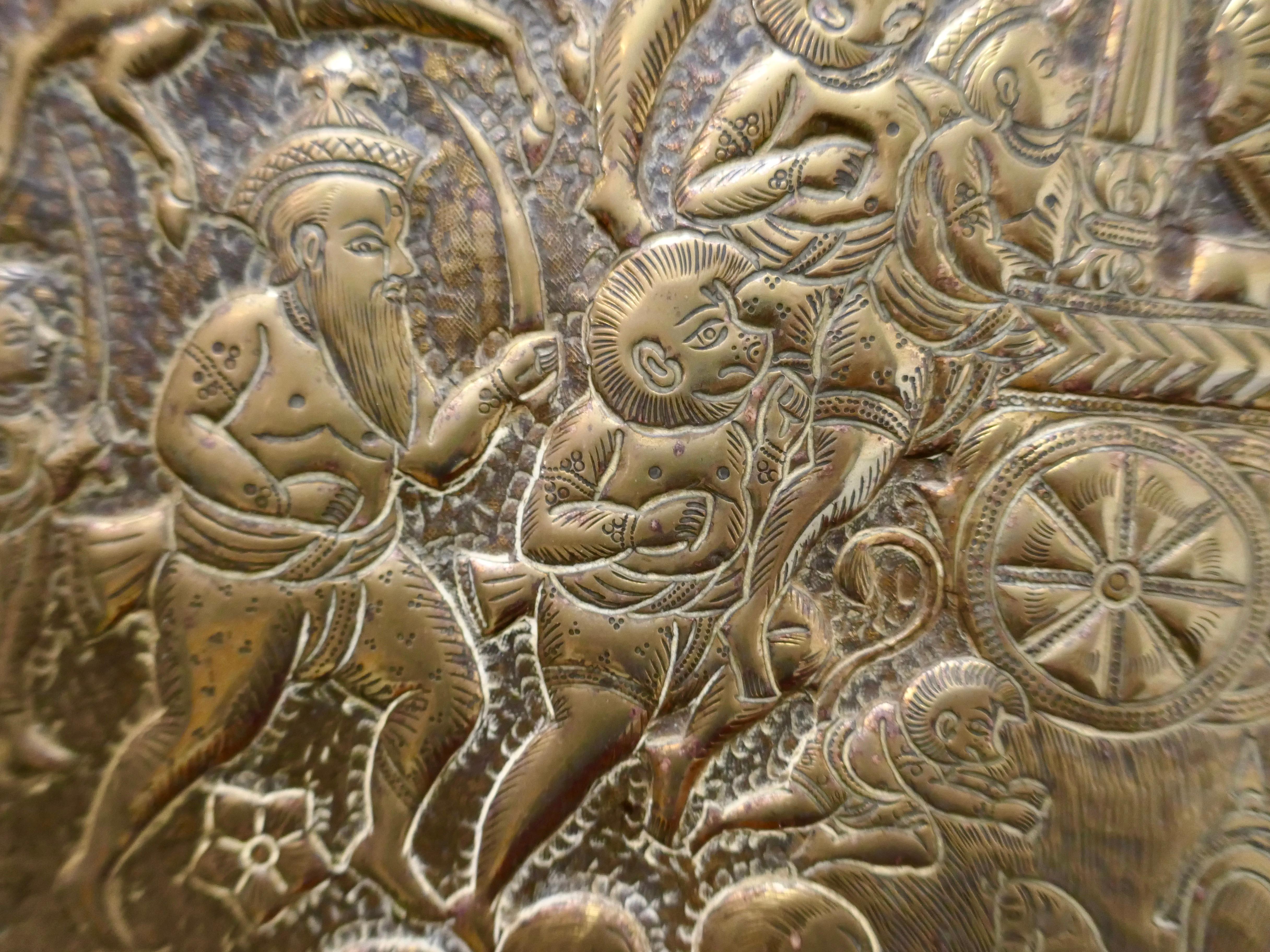 Großer ovaler asiatischer Messing-Wandbehang für Hochzeitsfeiern im Zustand „Gut“ im Angebot in Godshill, Isle of Wight