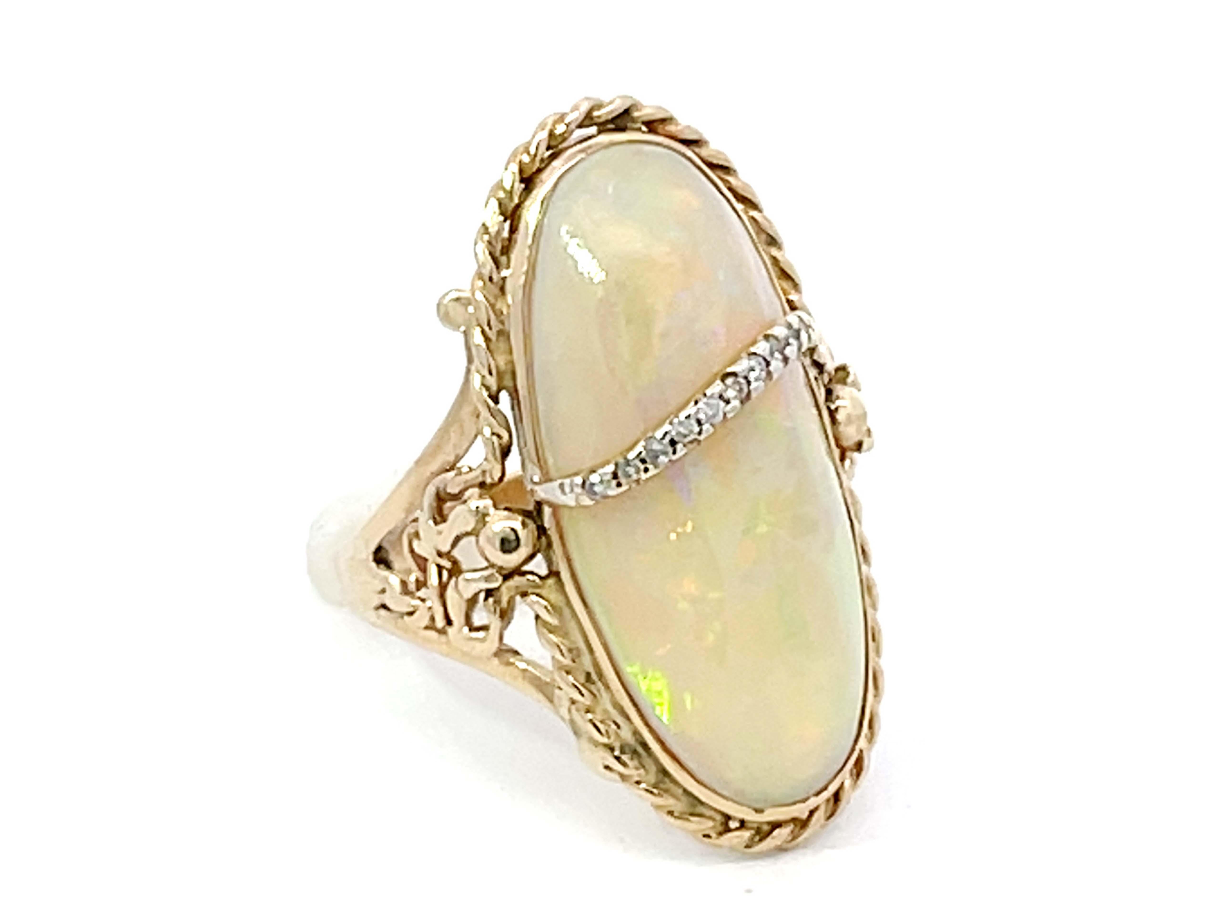 Großer ovaler Opal- und Diamantring aus 14 Karat Gelbgold mit Cabochonschliff (Moderne) im Angebot