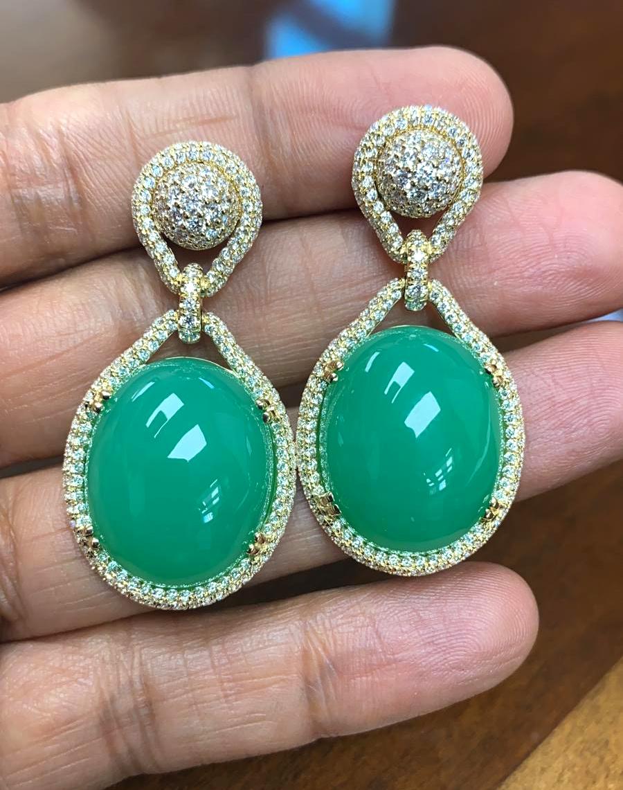Ohrringe mit ovalem Chrysopras und Diamanten vonshwara (Zeitgenössisch) im Angebot