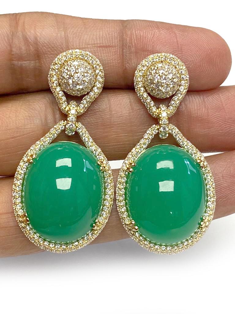 Ohrringe mit ovalem Chrysopras und Diamanten vonshwara im Zustand „Neu“ im Angebot in New York, NY