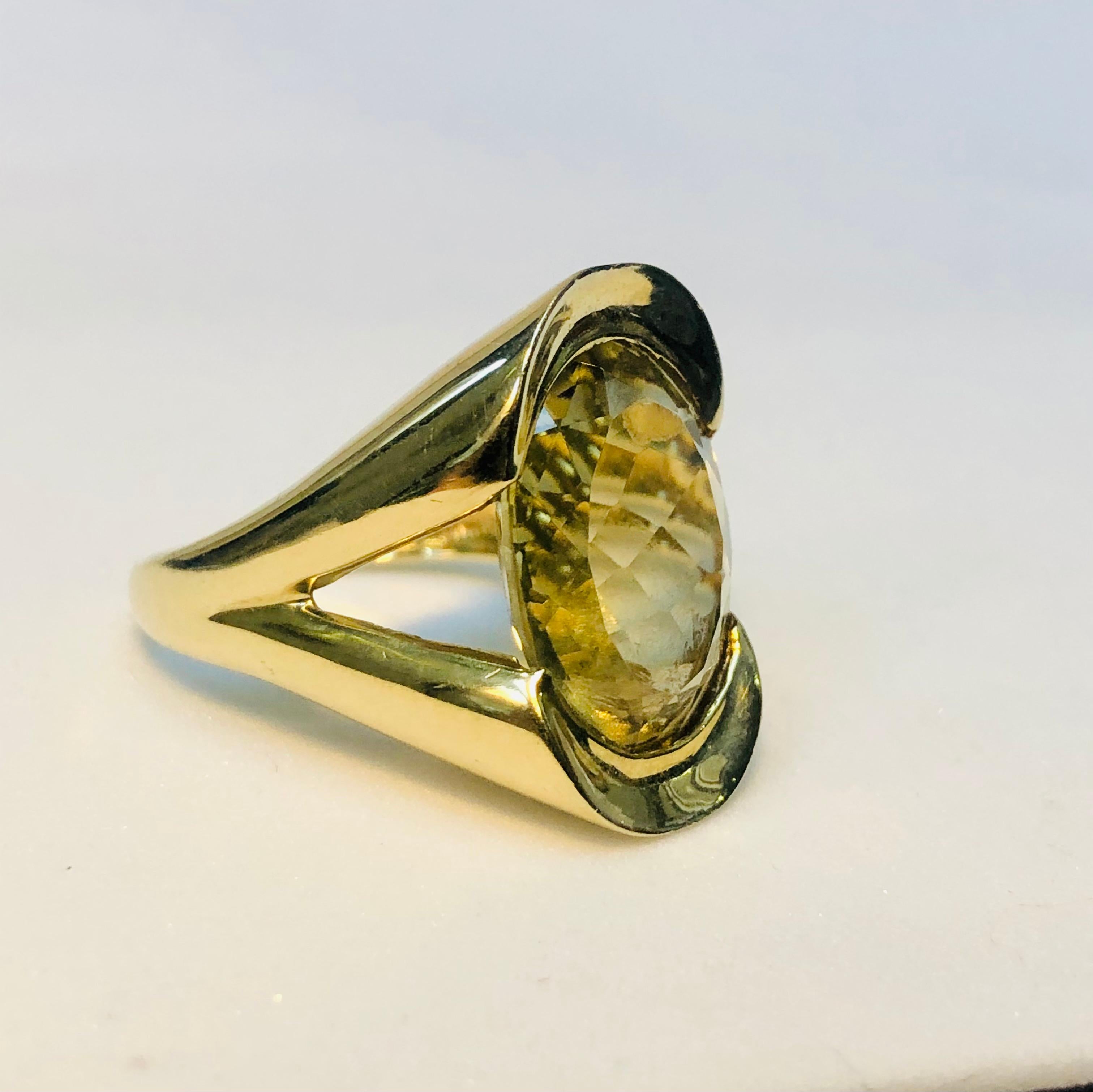 Large Oval Citrine Cocktail Ring, 9 Karat Gold In Good Condition In London, GB