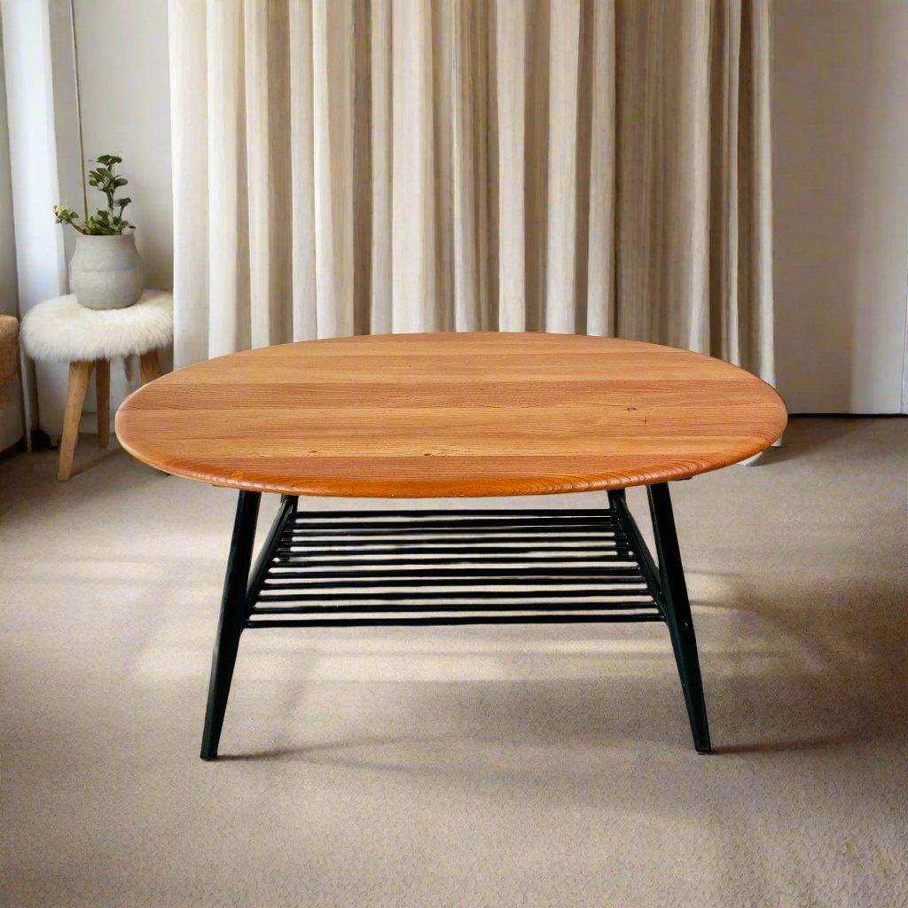 Voici l'exquise grande table basse ovale de Lucian Randolph Ercolani pour Ercol, Angleterre, dans les années 1950. Fabriquée avec une attention méticuleuse aux détails, cette table basse présente une étonnante base en hêtre massif laqué noir et un