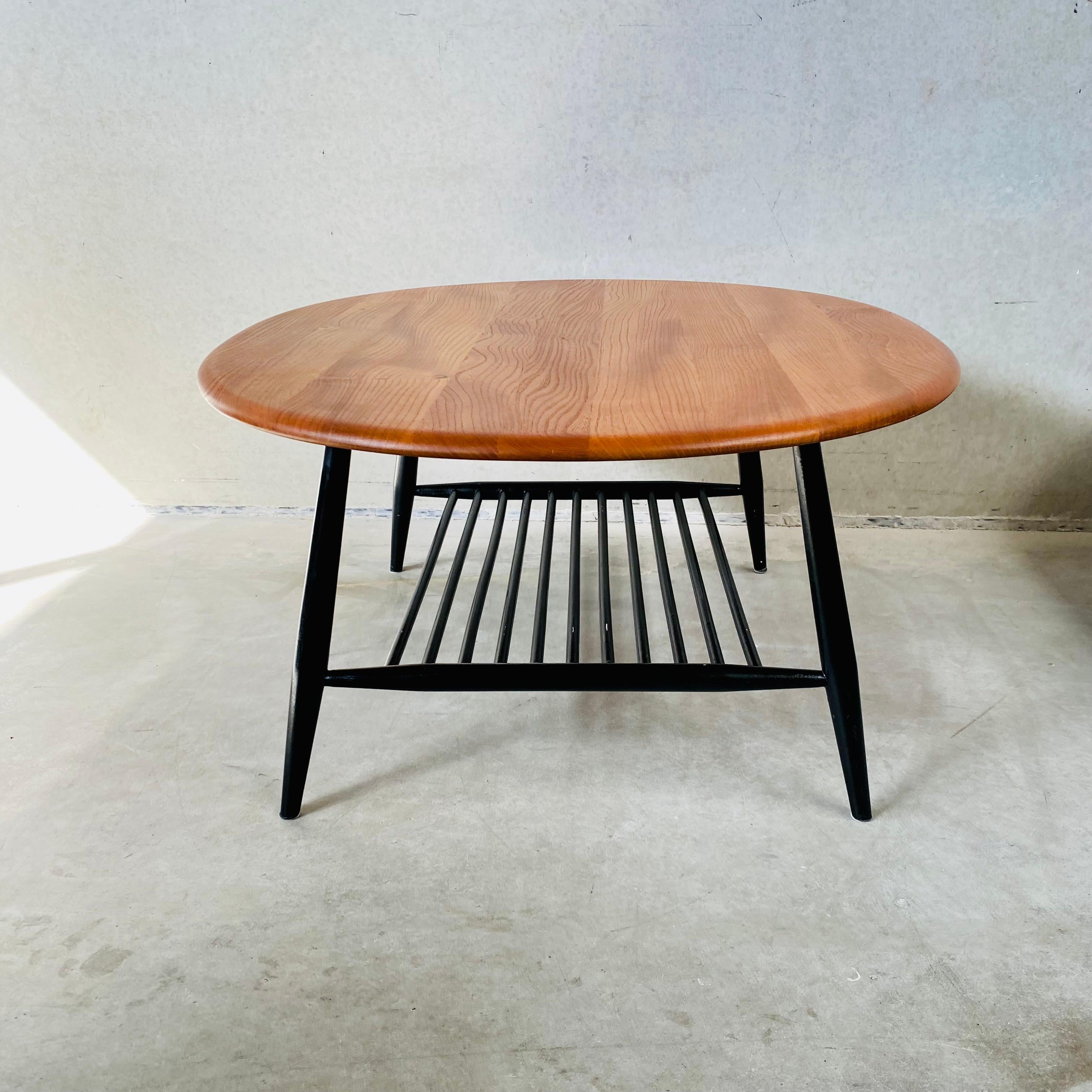 Grande table basse ovale de LUCIAN ERCOLANI pour ERCOL, Royaume-Uni, 1970 Bon état - En vente à DE MEERN, NL