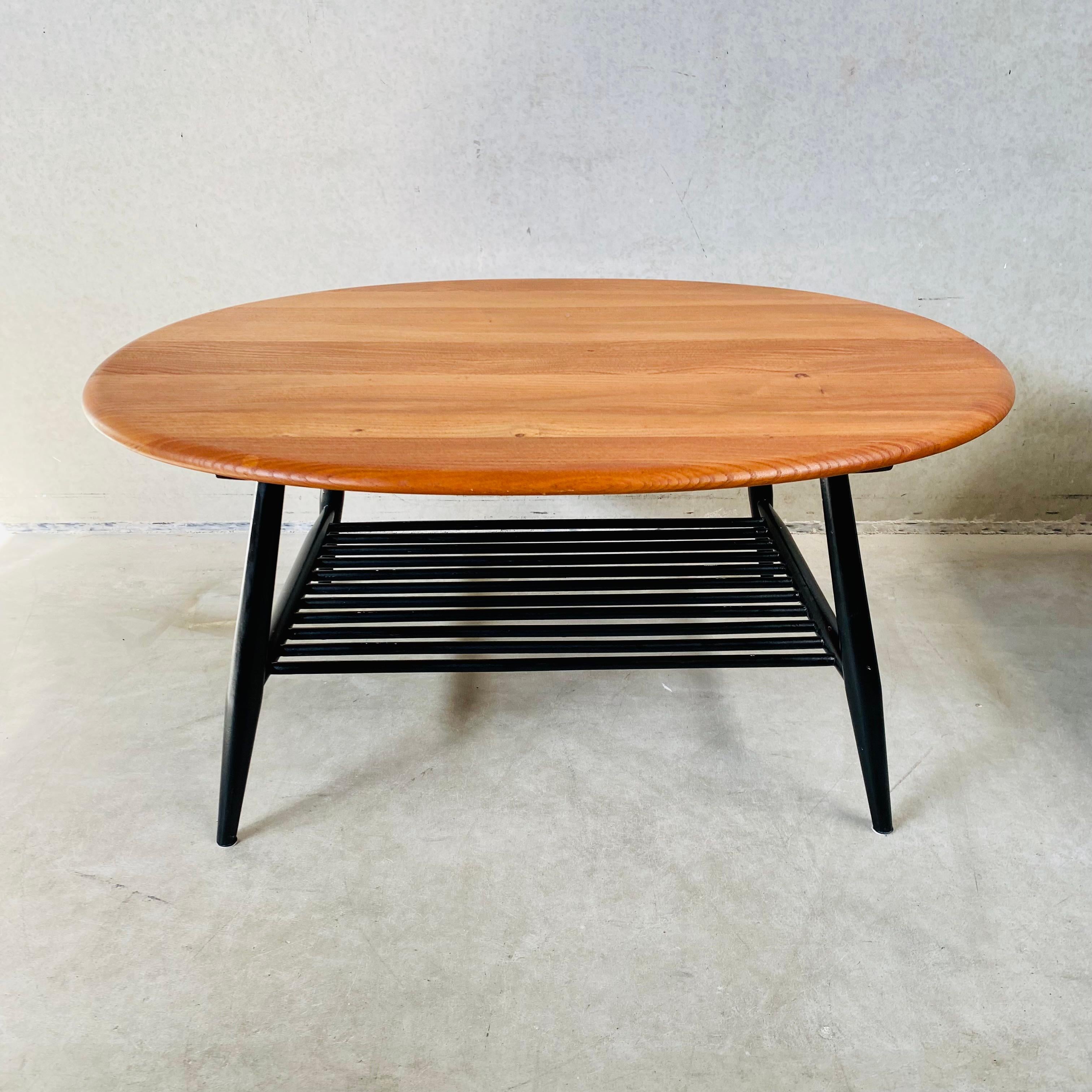 Large Oval Coffee Table by Lucian Ercolani for Ercol, United Kingdom, 1970 In Good Condition For Sale In DE MEERN, NL