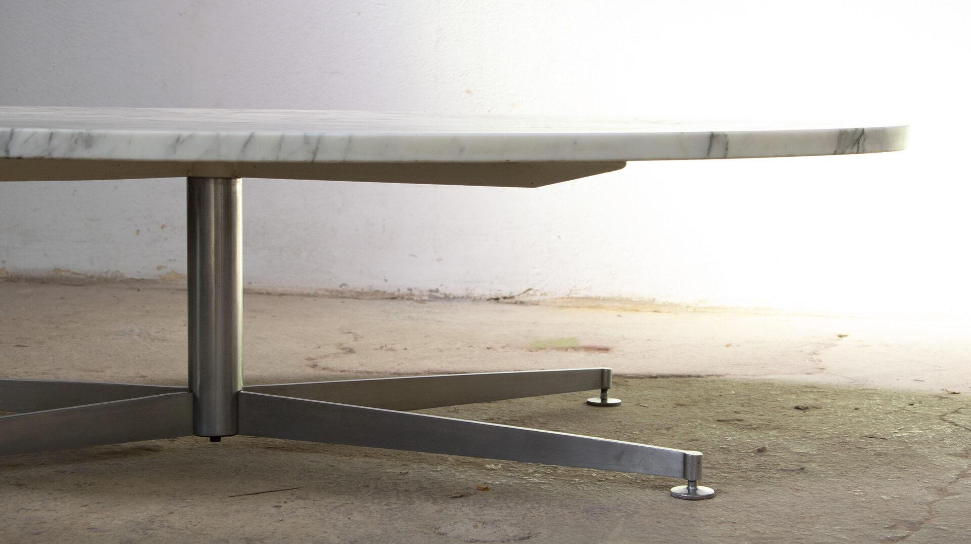 Large oval coffee table by Michel Kin in marble for Arflex, 1970. For Sale 3