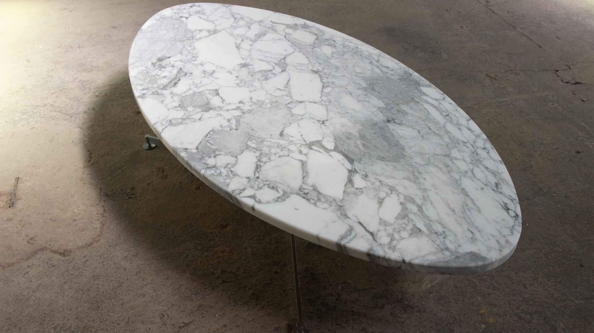 Large oval coffee table by Michel Kin in marble for Arflex, 1970. For Sale 4