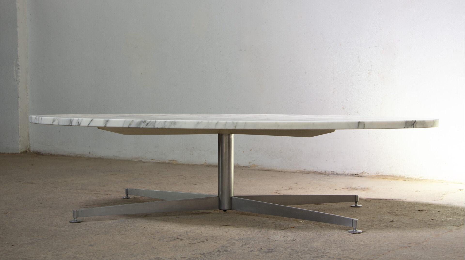 Italian Large oval coffee table by Michel Kin in marble for Arflex, 1970. For Sale