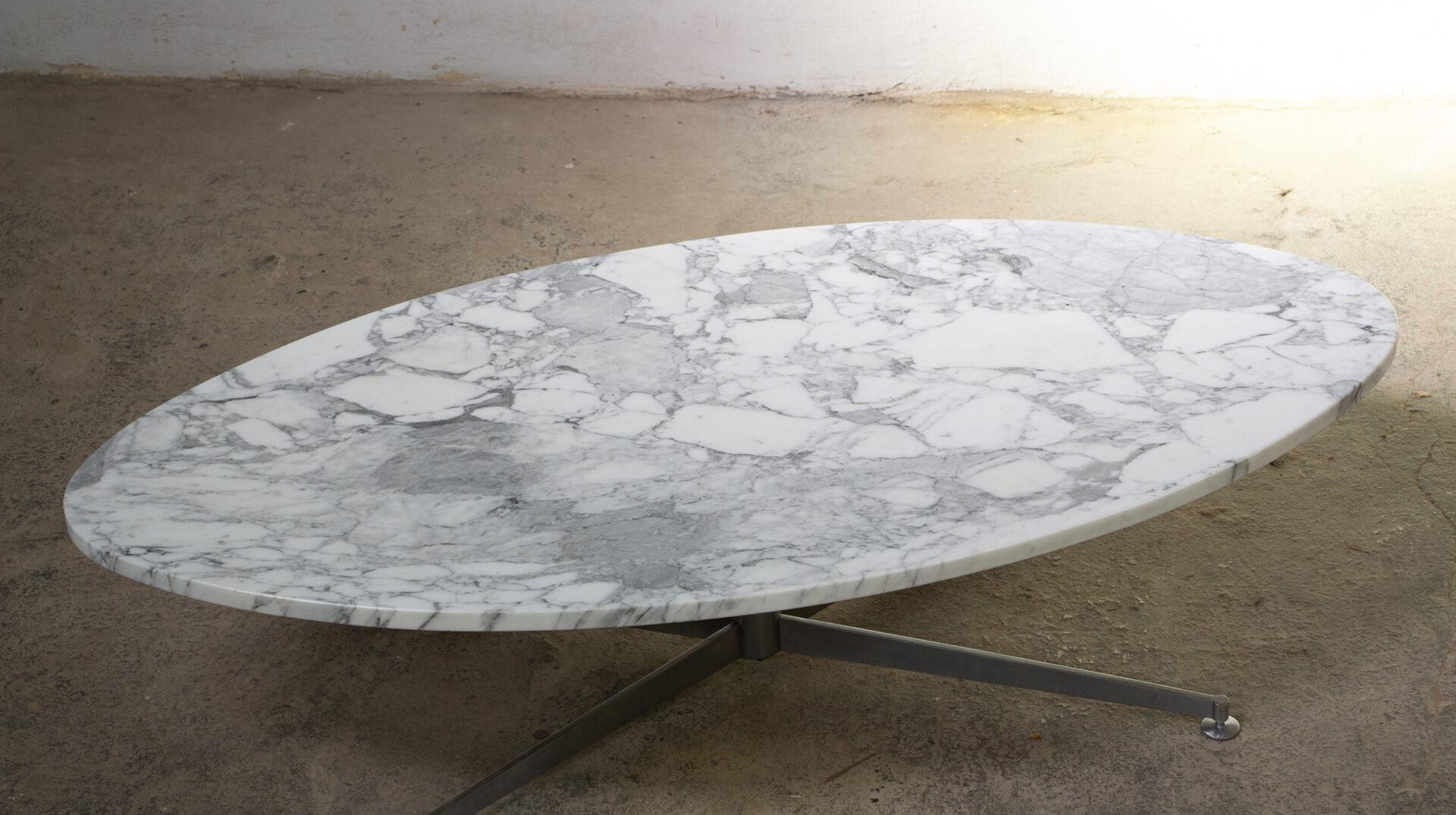 Large oval coffee table by Michel Kin in marble for Arflex, 1970. In Good Condition For Sale In LYON, FR