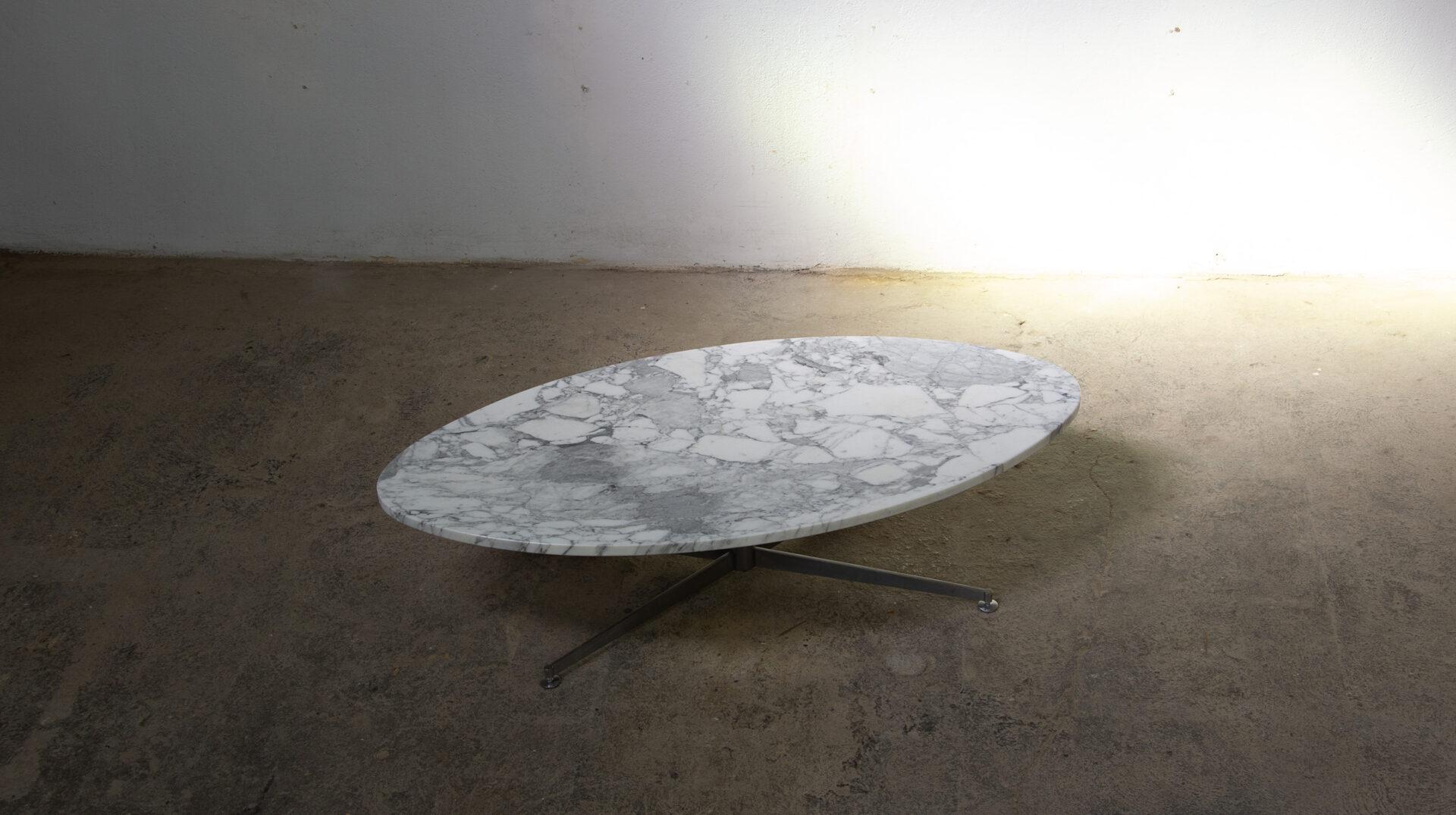 20th Century Large oval coffee table by Michel Kin in marble for Arflex, 1970. For Sale